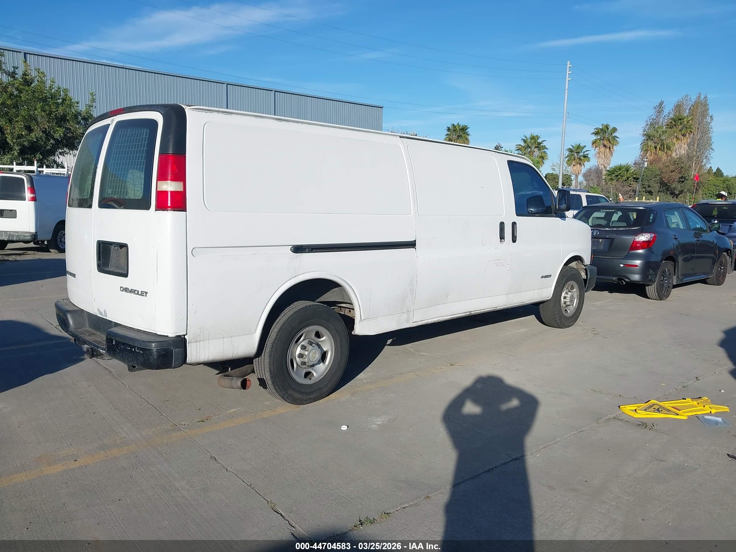 2005 Chevrolet Express White vin: 1GCGG25V251269600