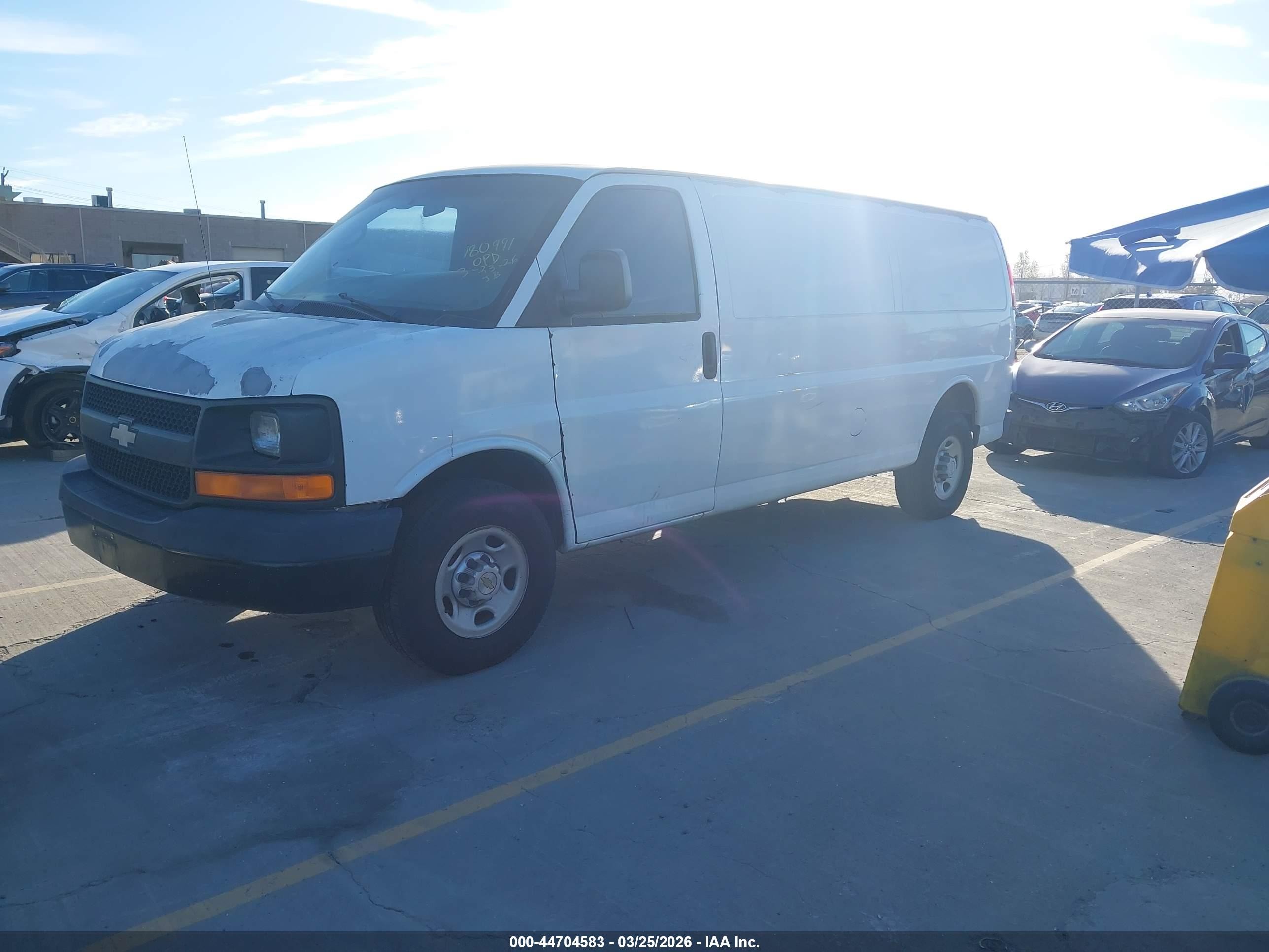 2005 Chevrolet Express White vin: 1GCGG25V251269600