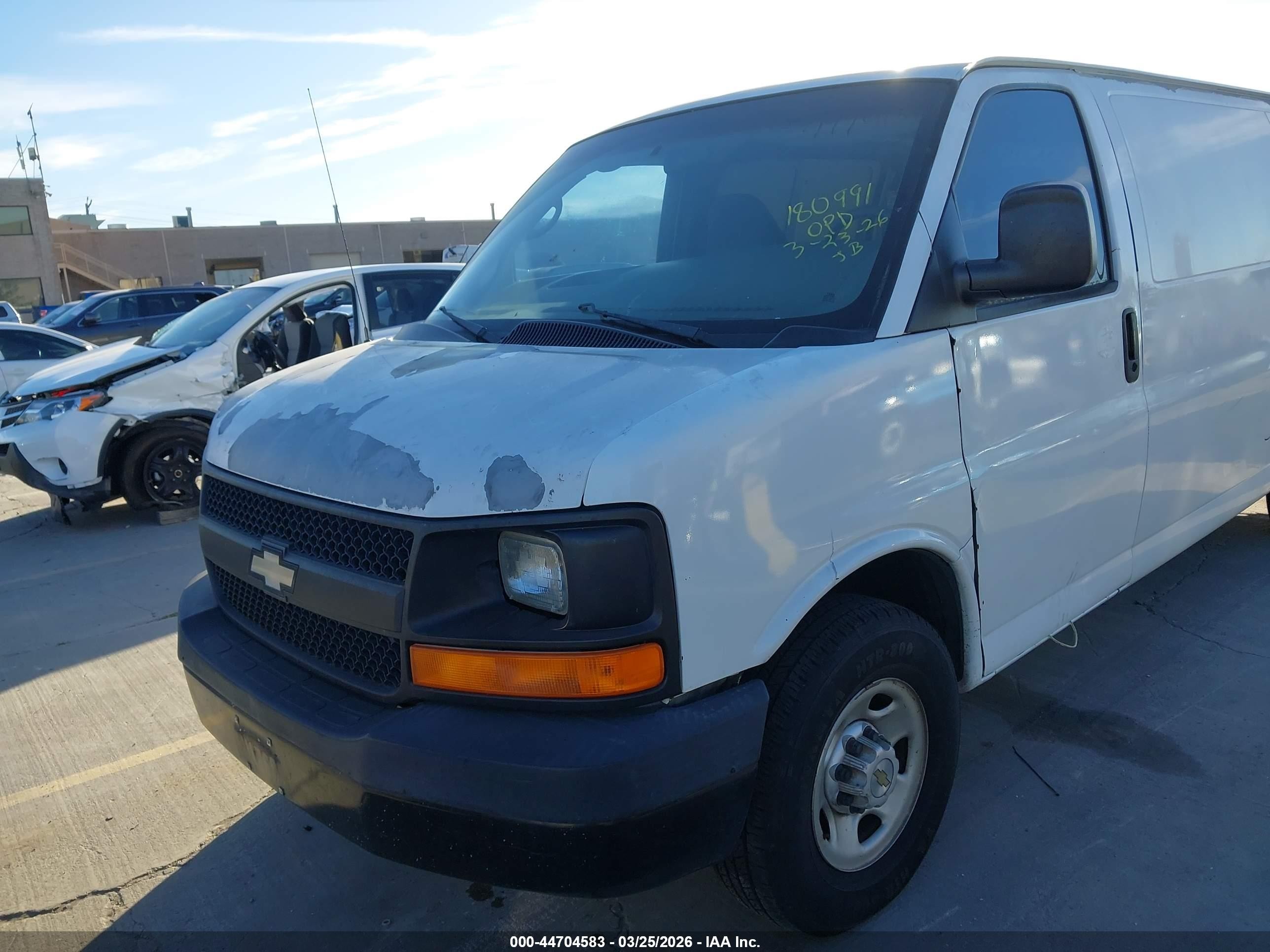 2005 Chevrolet Express White vin: 1GCGG25V251269600