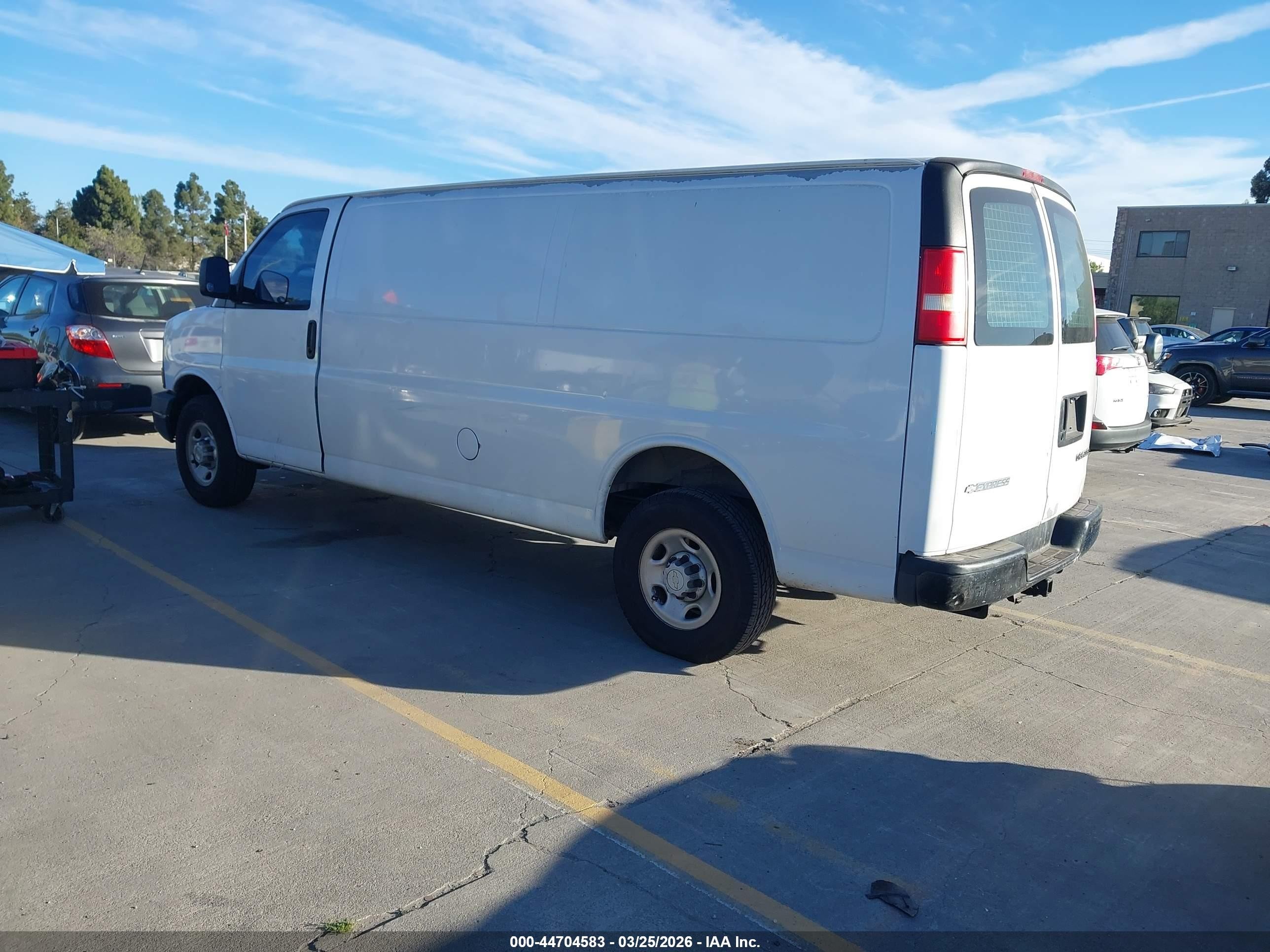 2005 Chevrolet Express White vin: 1GCGG25V251269600