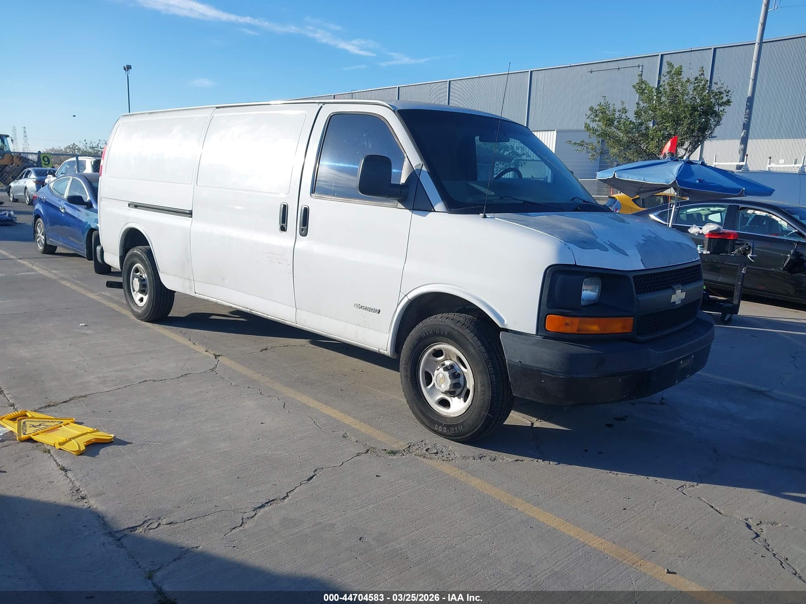 2005 Chevrolet Express White vin: 1GCGG25V251269600