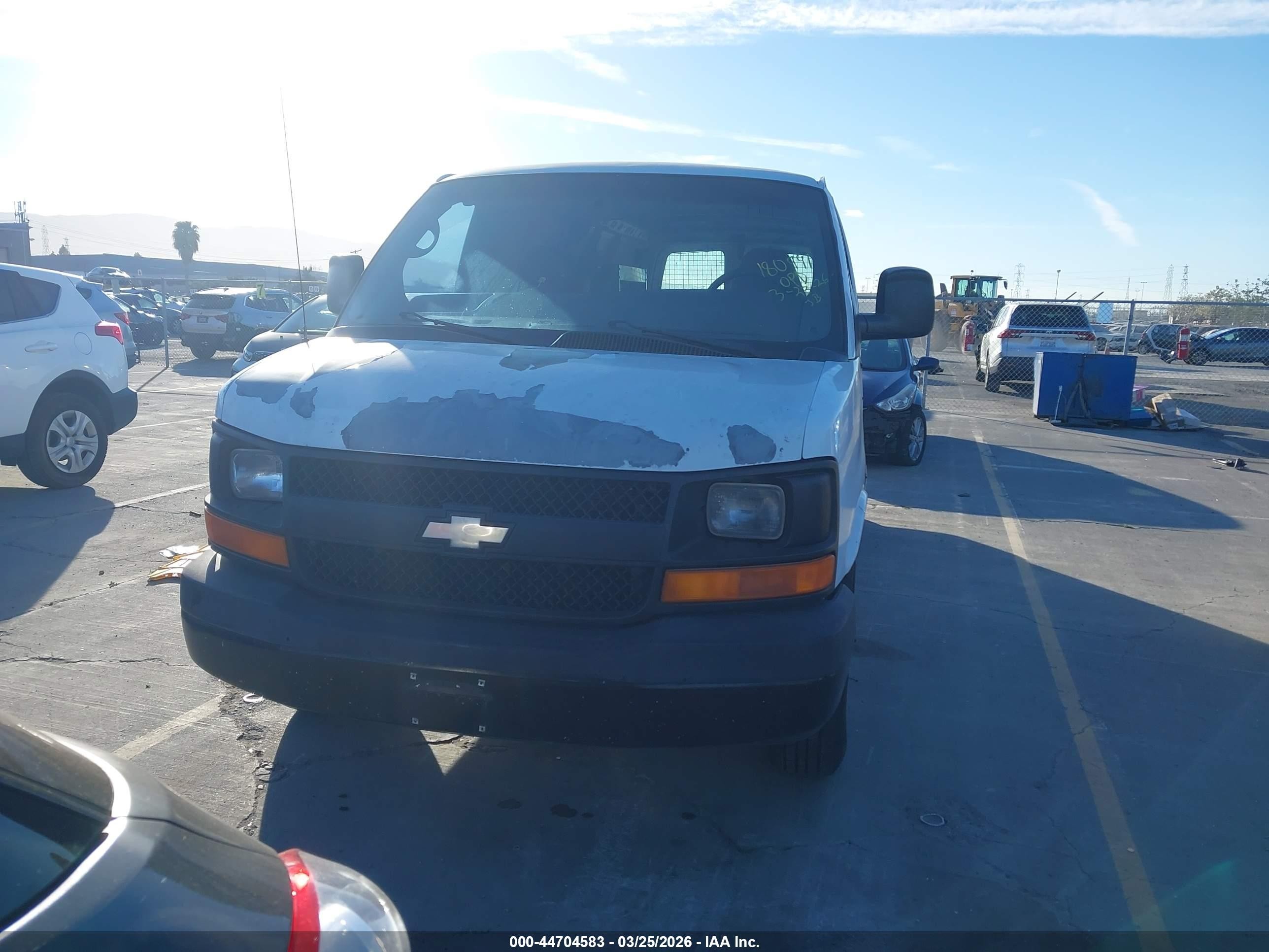 2005 Chevrolet Express White vin: 1GCGG25V251269600