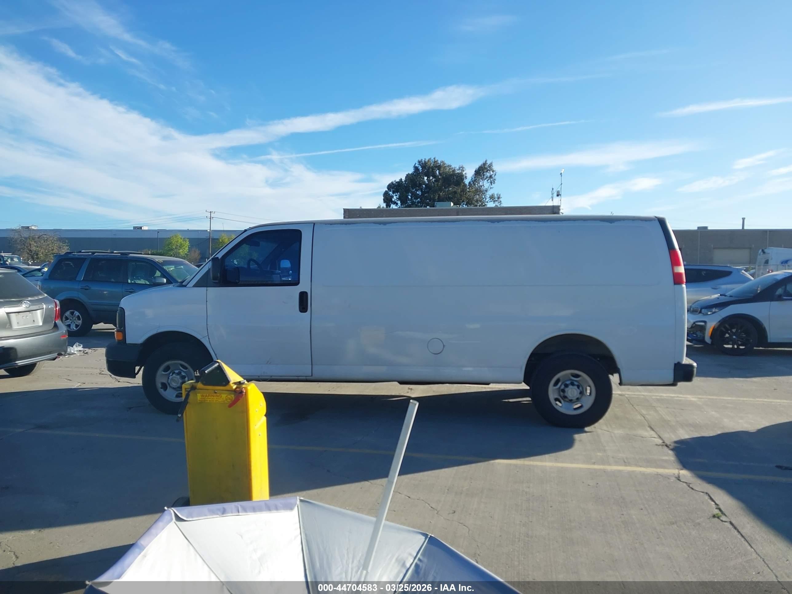 2005 Chevrolet Express White vin: 1GCGG25V251269600