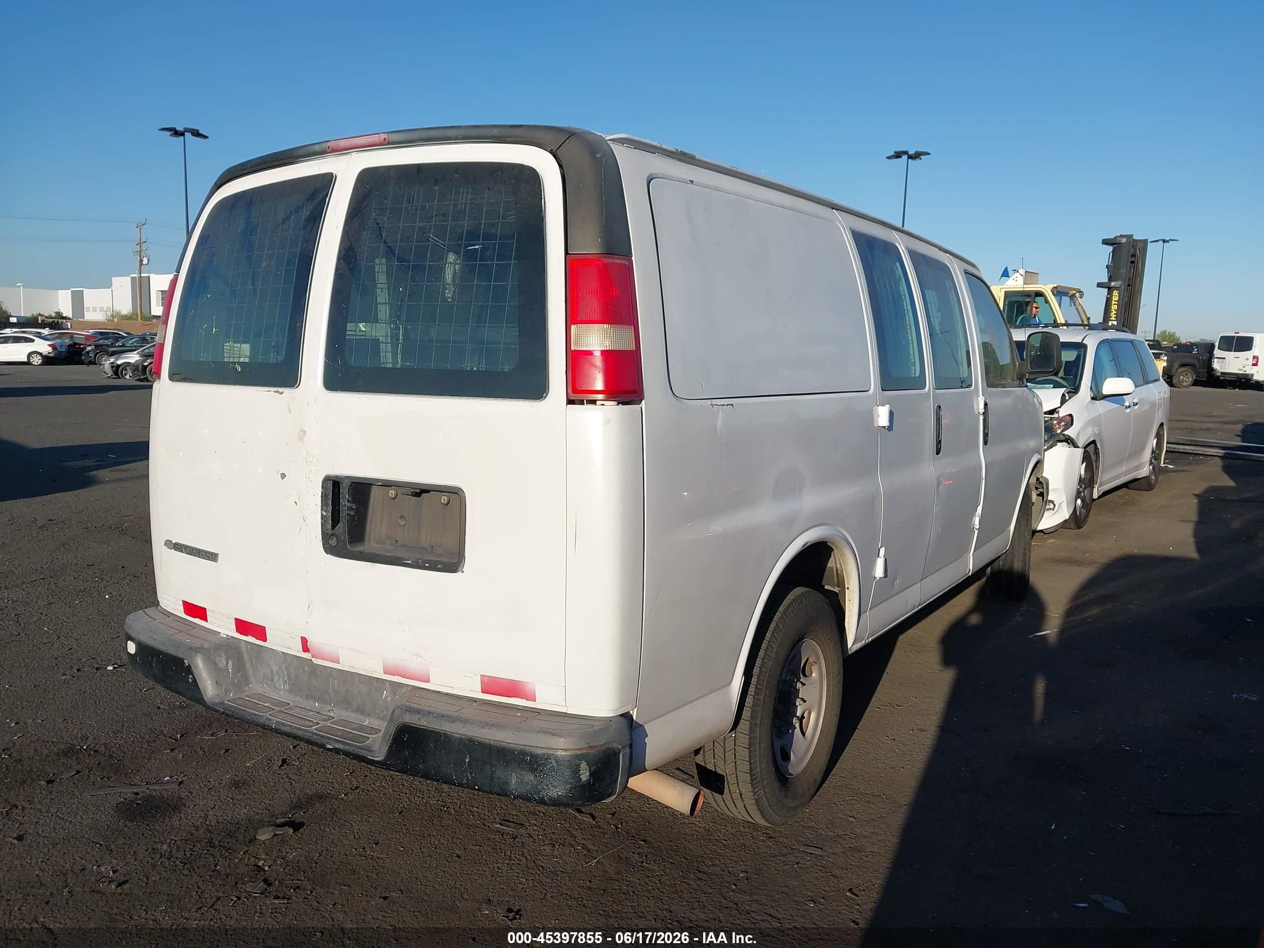 2007 Chevrolet Express Work Van White vin: 1GCGG25V271240391