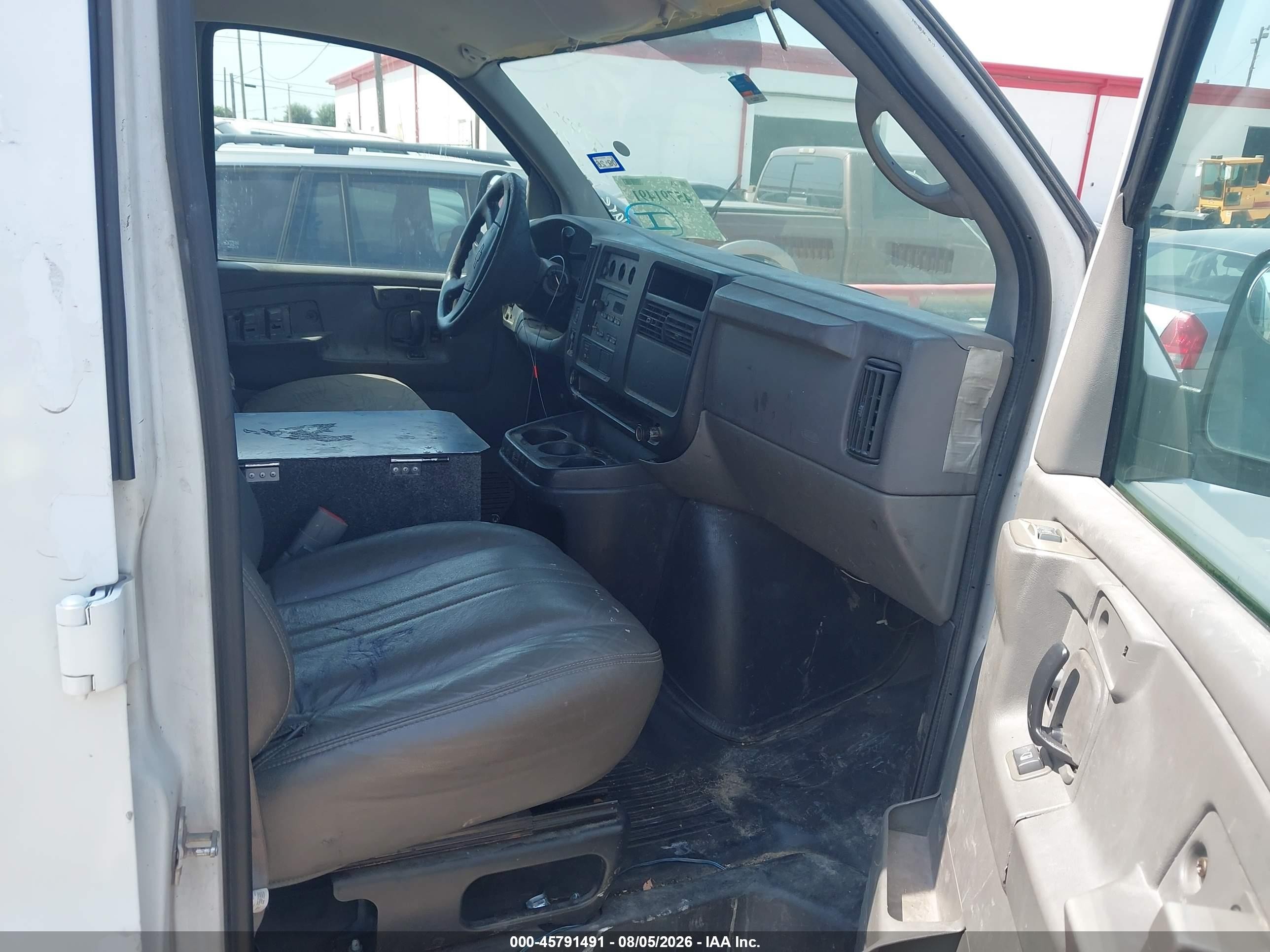 2005 Chevrolet Express   White vin: 1GCGG25V351181672