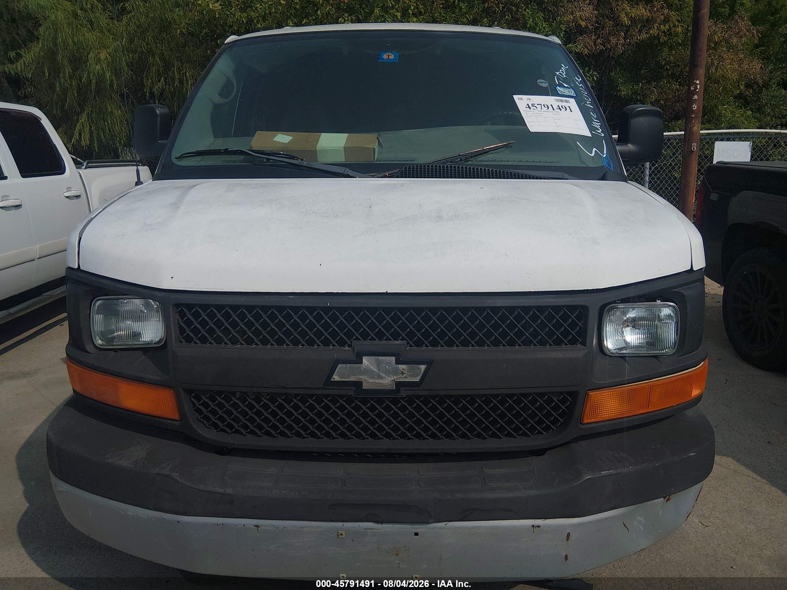 2005 Chevrolet Express   White vin: 1GCGG25V351181672