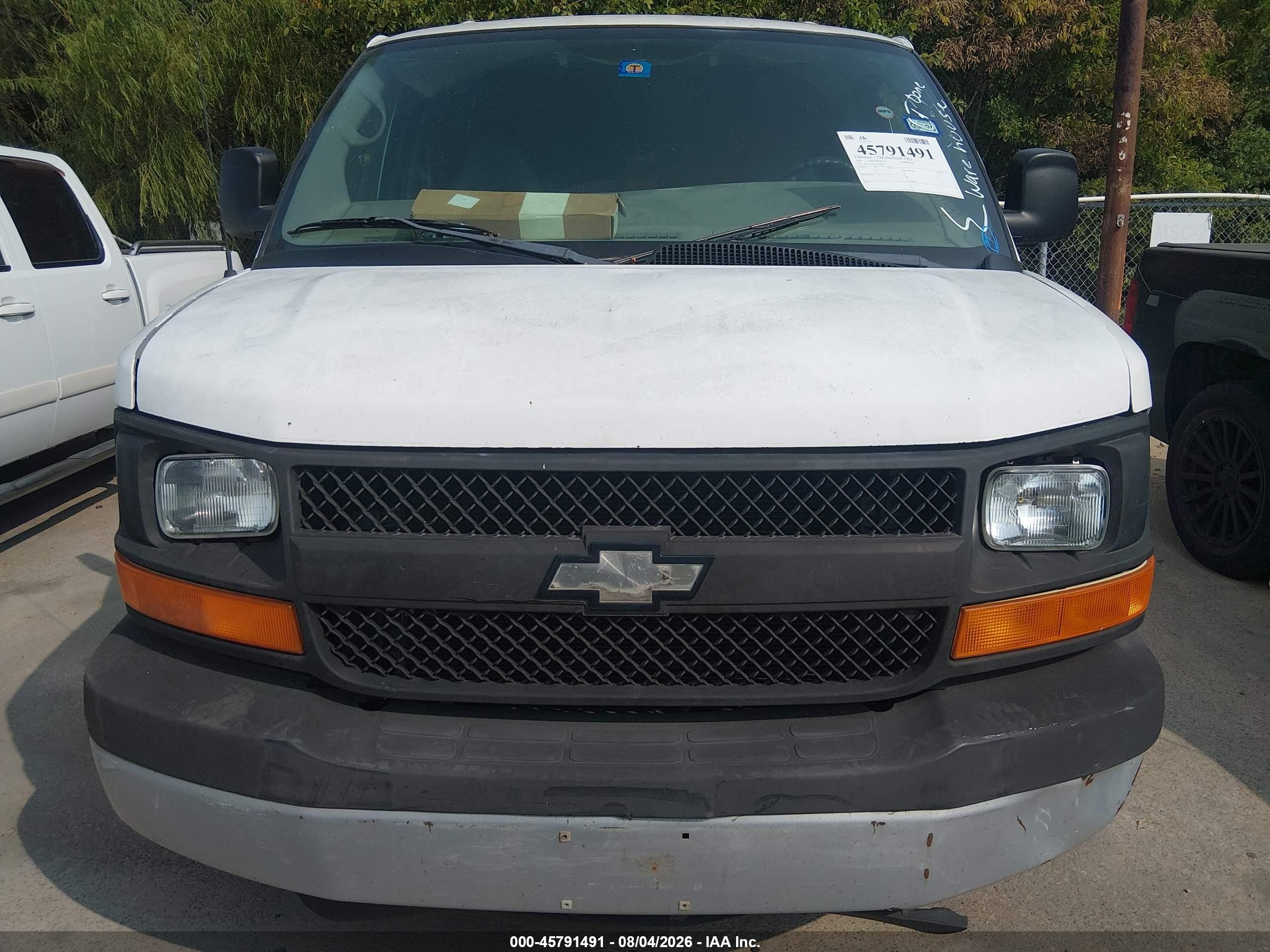 2005 Chevrolet Express   White vin: 1GCGG25V351181672