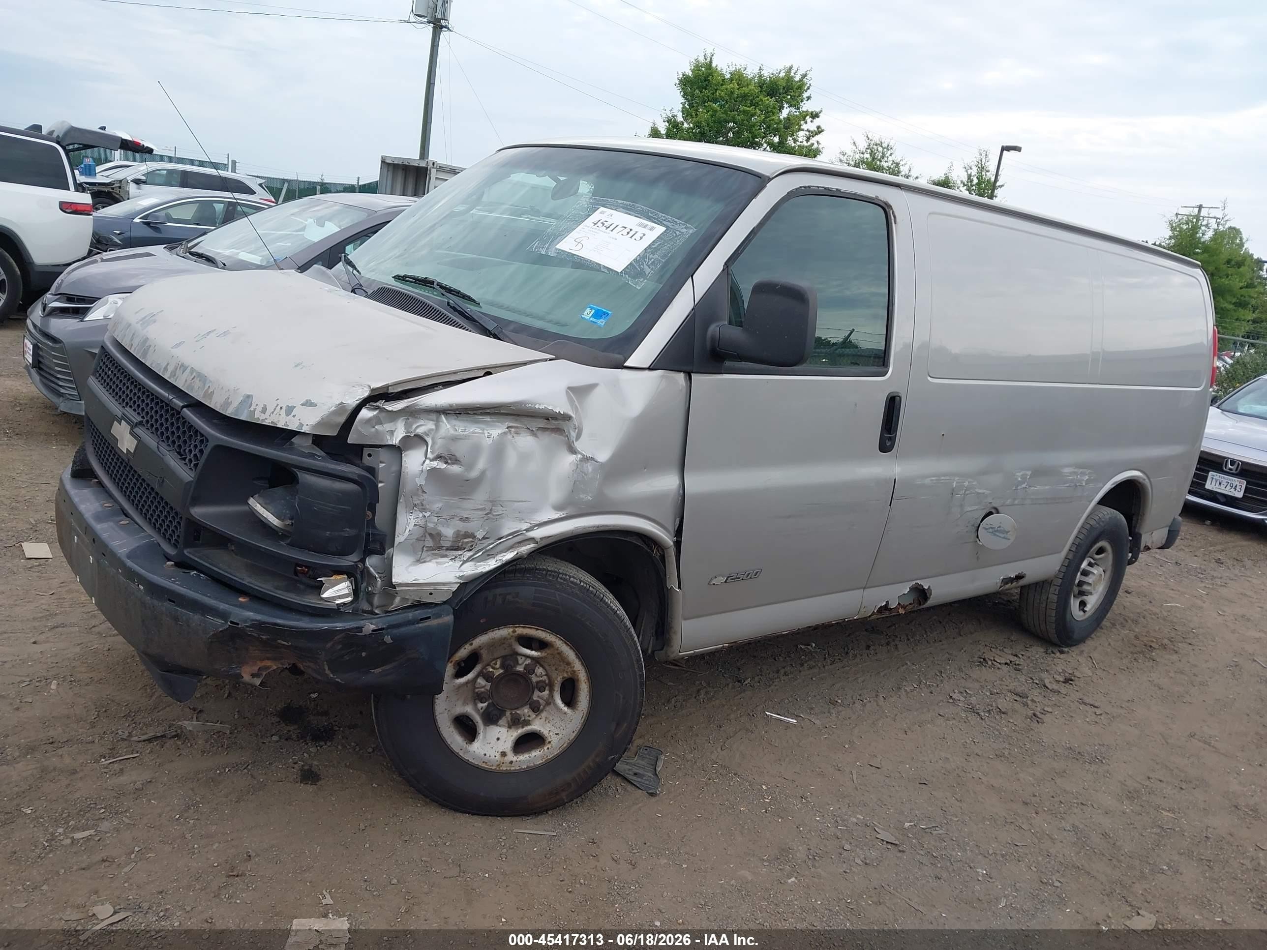 2005 Chevrolet Express   Silver vin: 1GCGG25V351201760