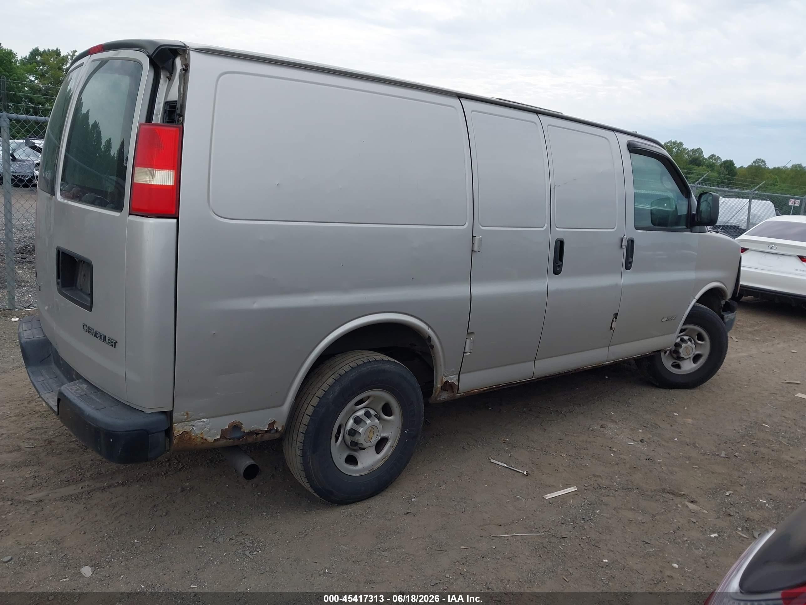 2005 Chevrolet Express   Silver vin: 1GCGG25V351201760