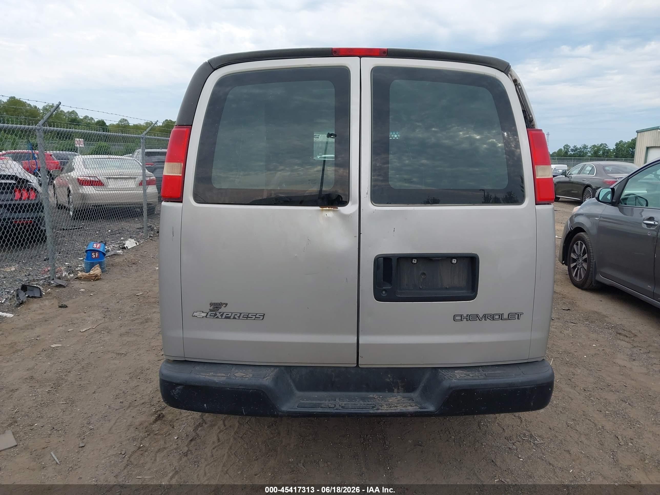 2005 Chevrolet Express   Silver vin: 1GCGG25V351201760