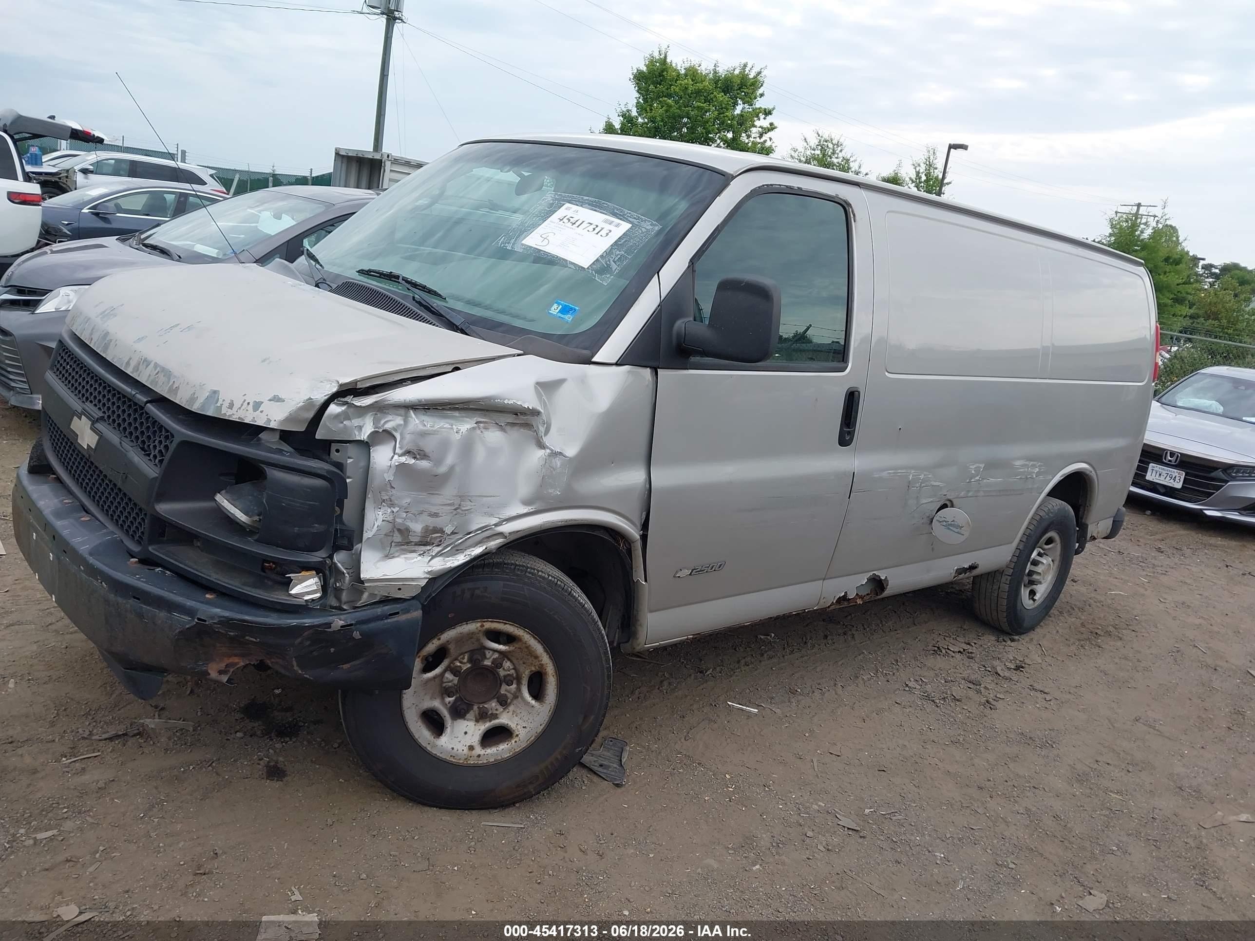 2005 Chevrolet Express   Silver vin: 1GCGG25V351201760