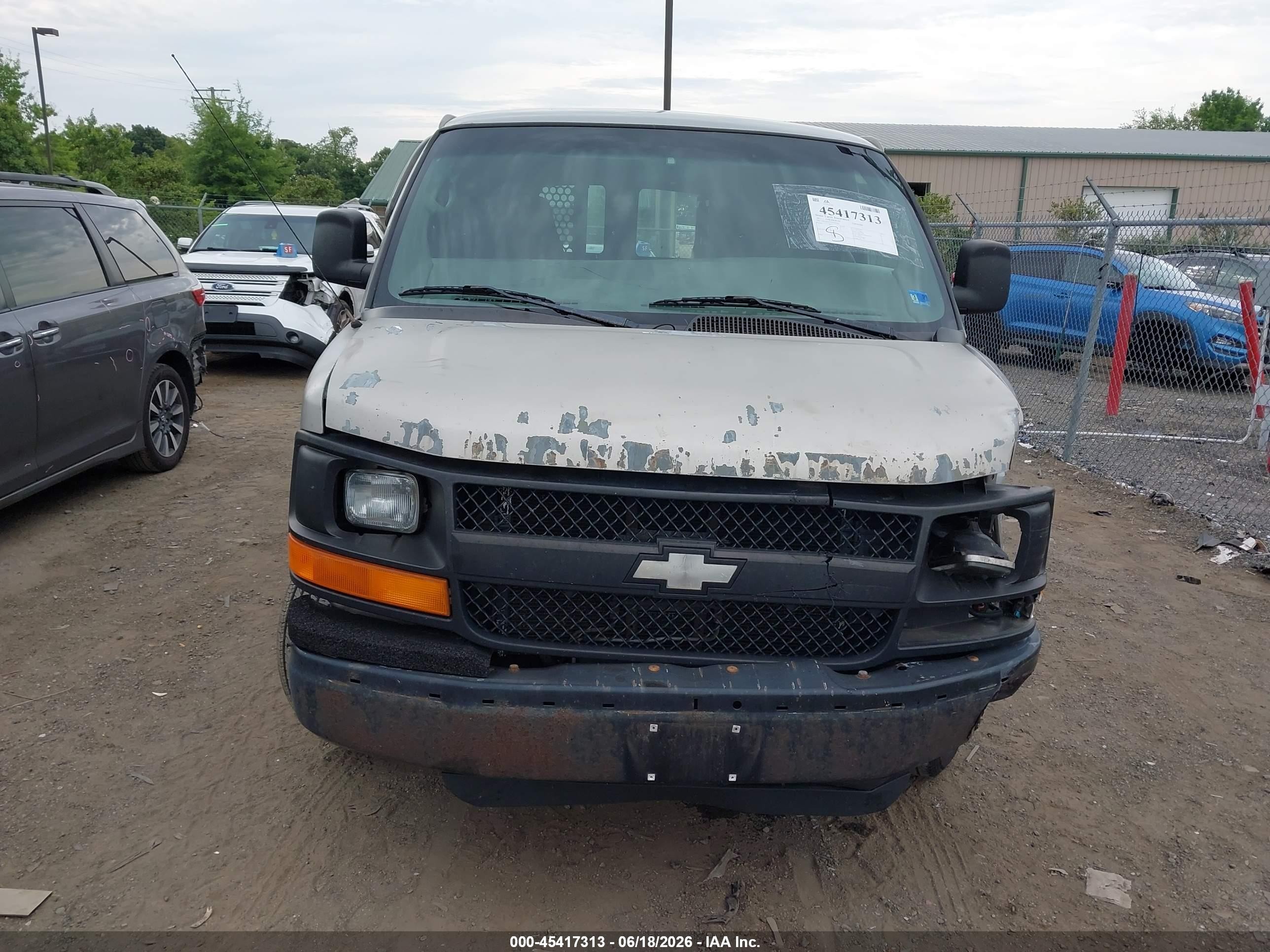 2005 Chevrolet Express   Silver vin: 1GCGG25V351201760