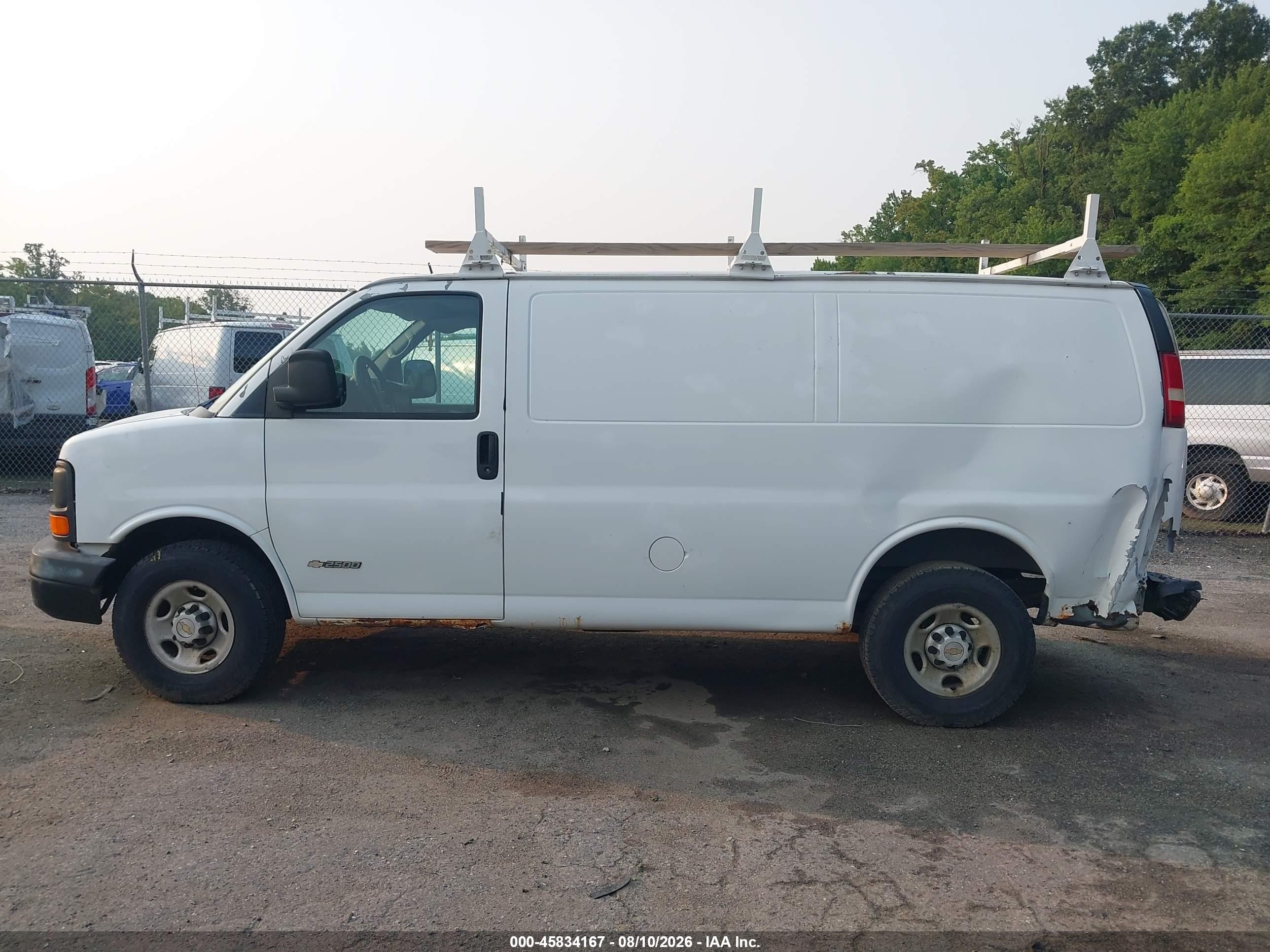 2005 Chevrolet Express   White vin: 1GCGG25V351209549