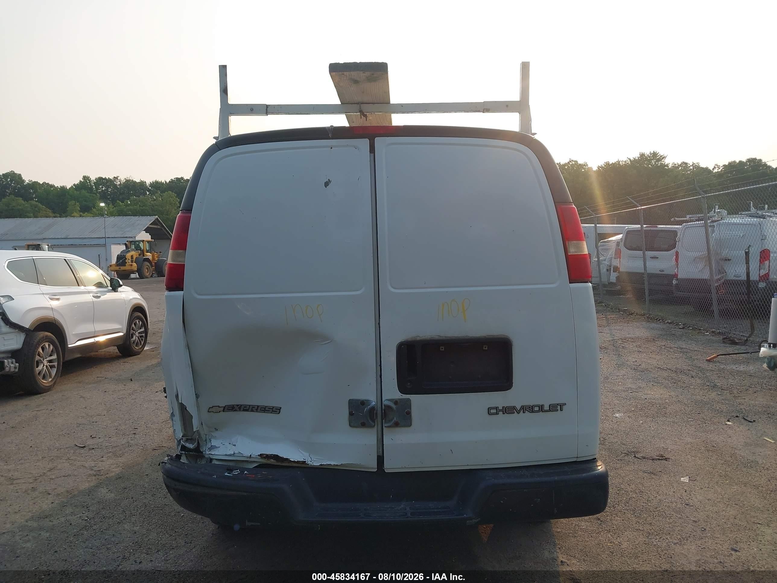 2005 Chevrolet Express   White vin: 1GCGG25V351209549