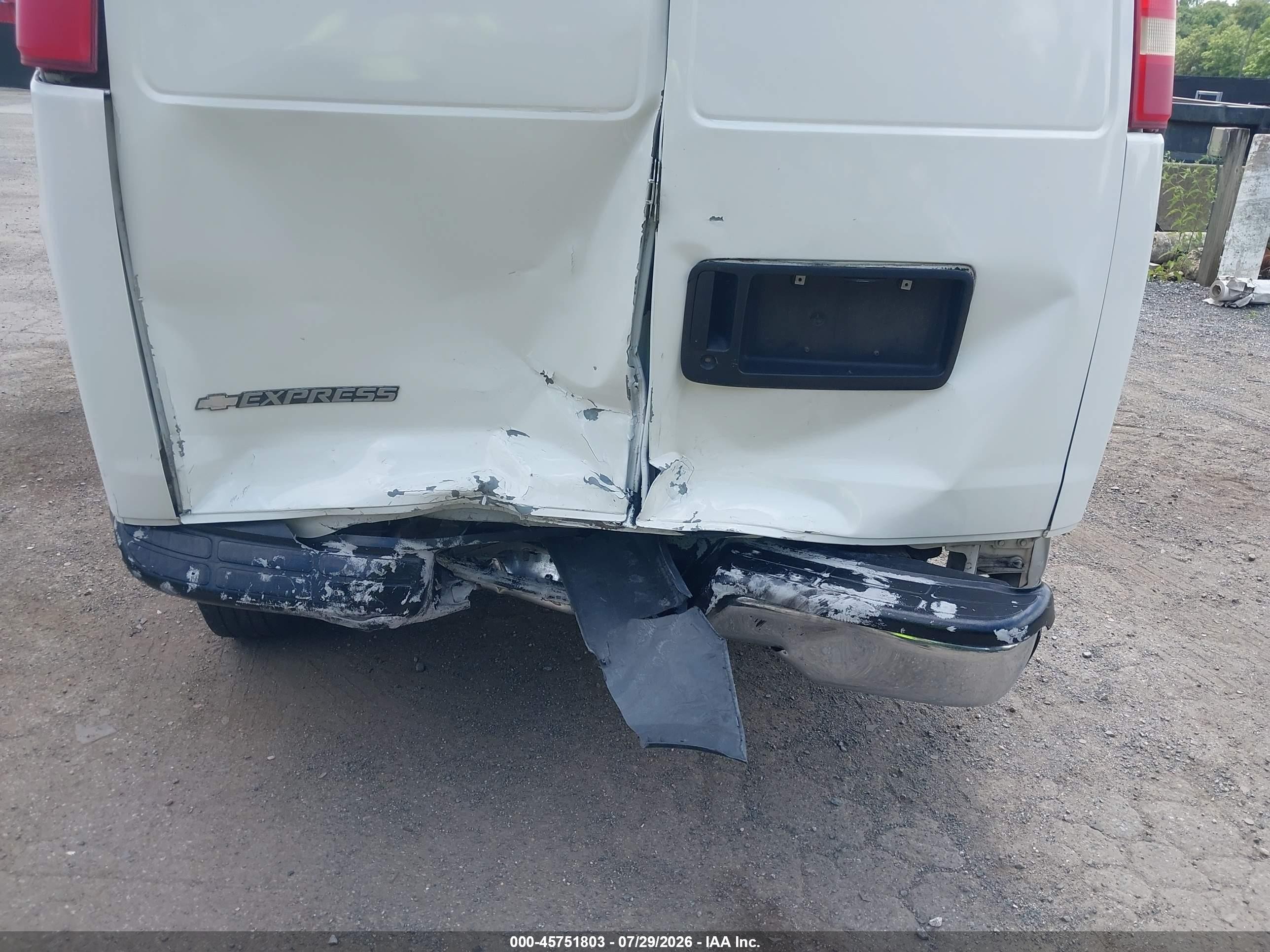 2005 Chevrolet Express   White vin: 1GCGG25V351266351