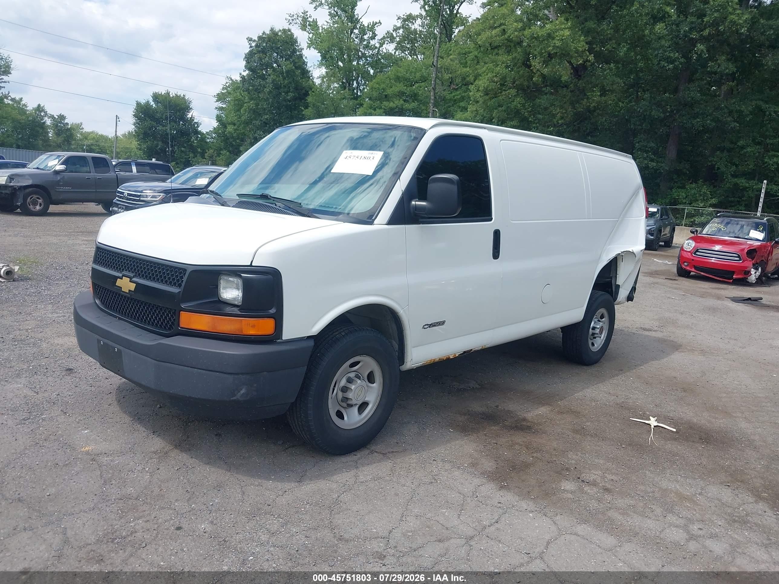 2005 Chevrolet Express   White vin: 1GCGG25V351266351