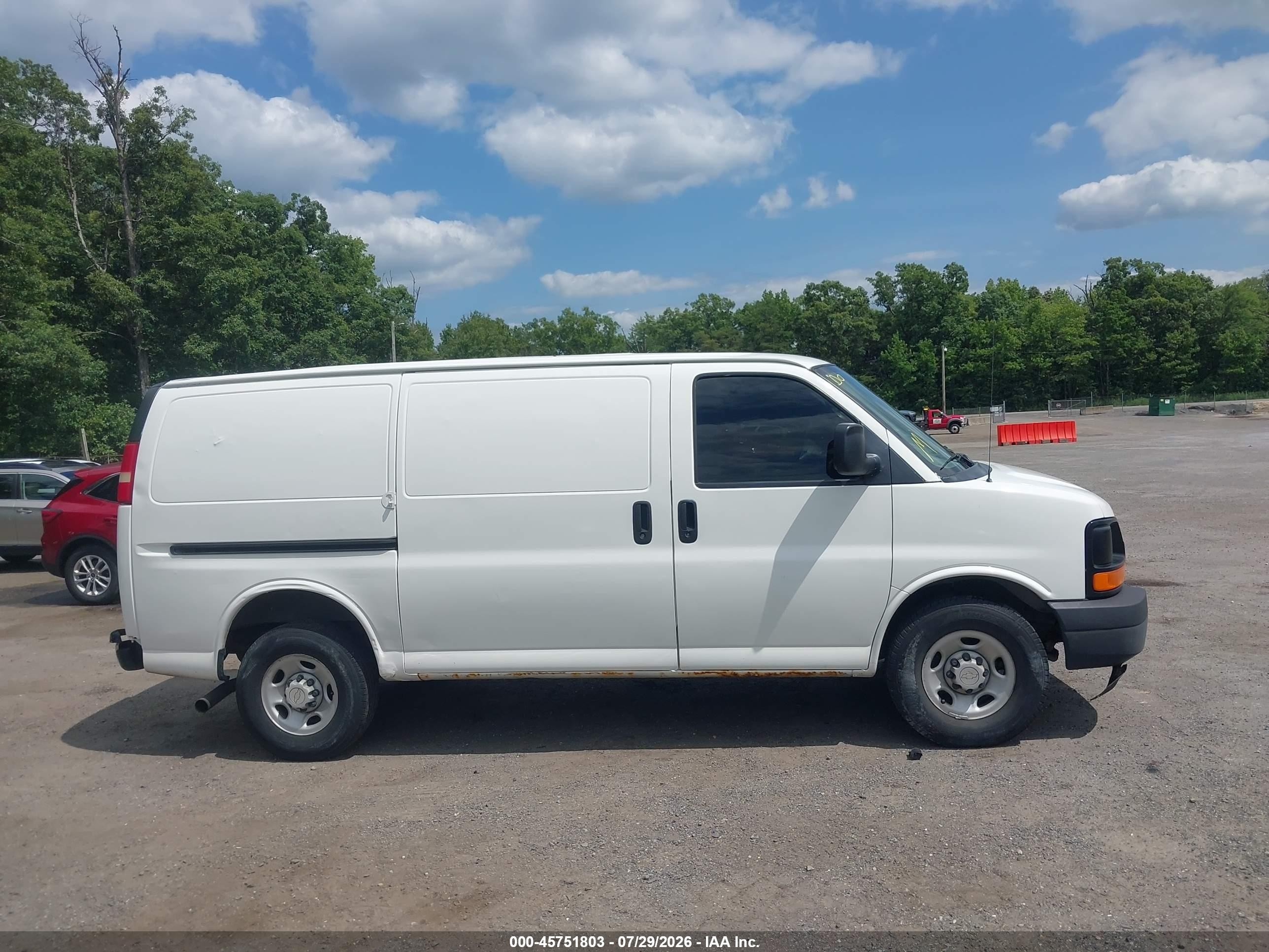 2005 Chevrolet Express   White vin: 1GCGG25V351266351