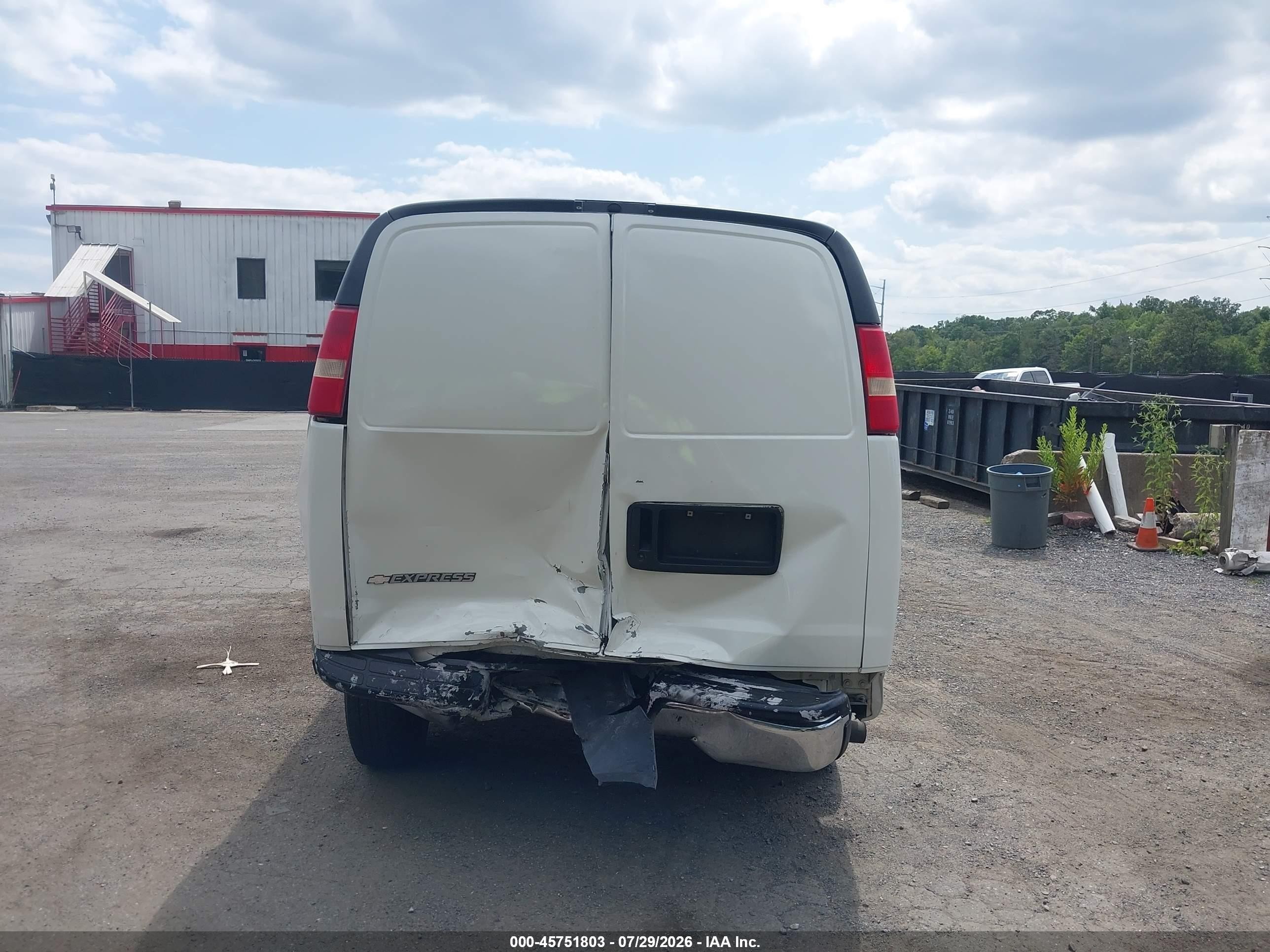 2005 Chevrolet Express   White vin: 1GCGG25V351266351