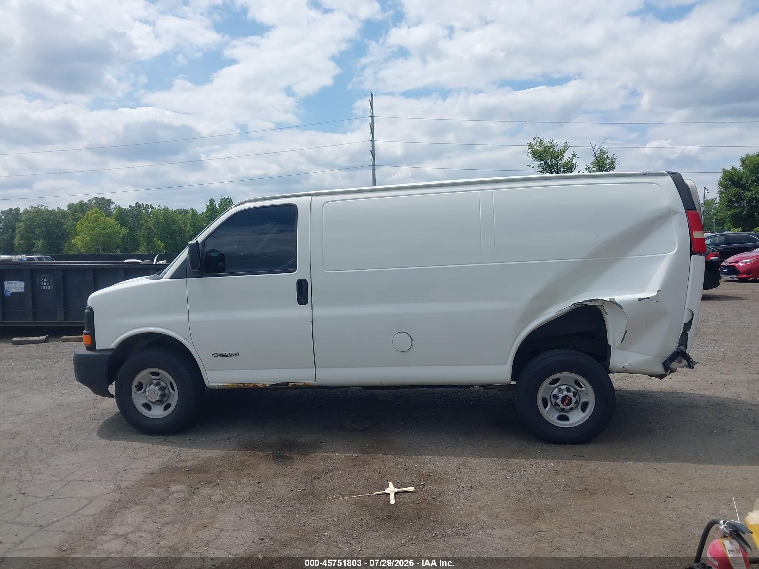 2005 Chevrolet Express   White vin: 1GCGG25V351266351