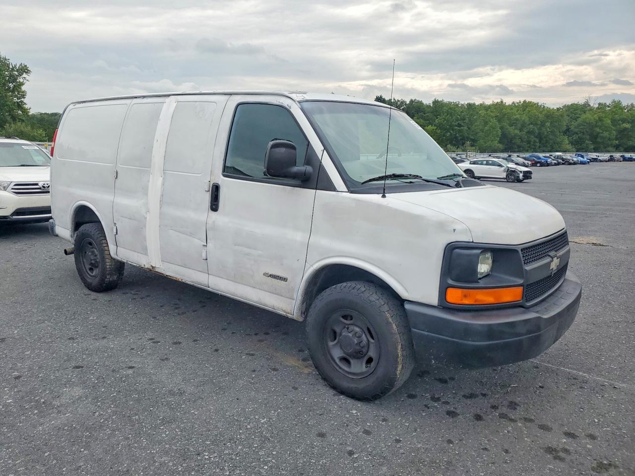 2006 Chevrolet Express G2500 White vin: 1GCGG25V361103619