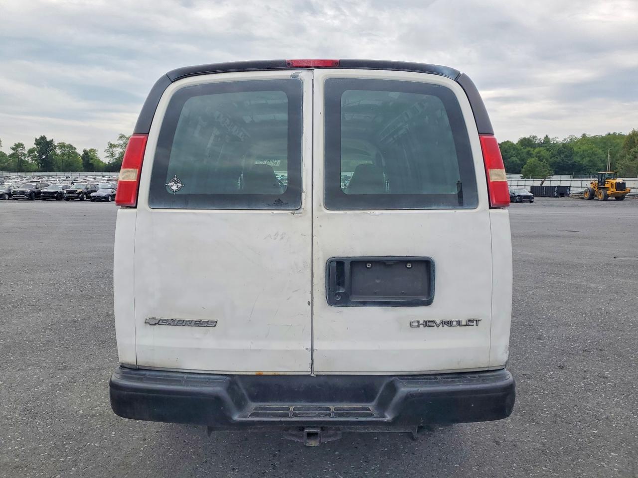 2006 Chevrolet Express G2500 White vin: 1GCGG25V361103619