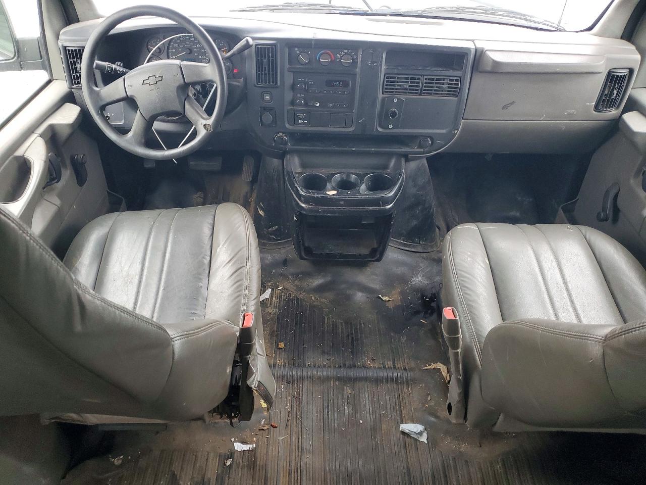 2006 Chevrolet Express G2500 White vin: 1GCGG25V361103619