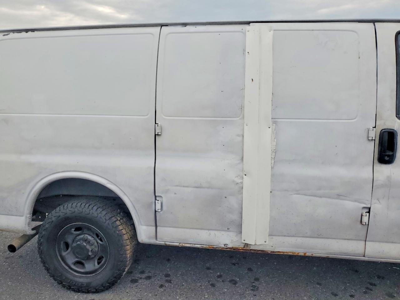 2006 Chevrolet Express G2500 White vin: 1GCGG25V361103619