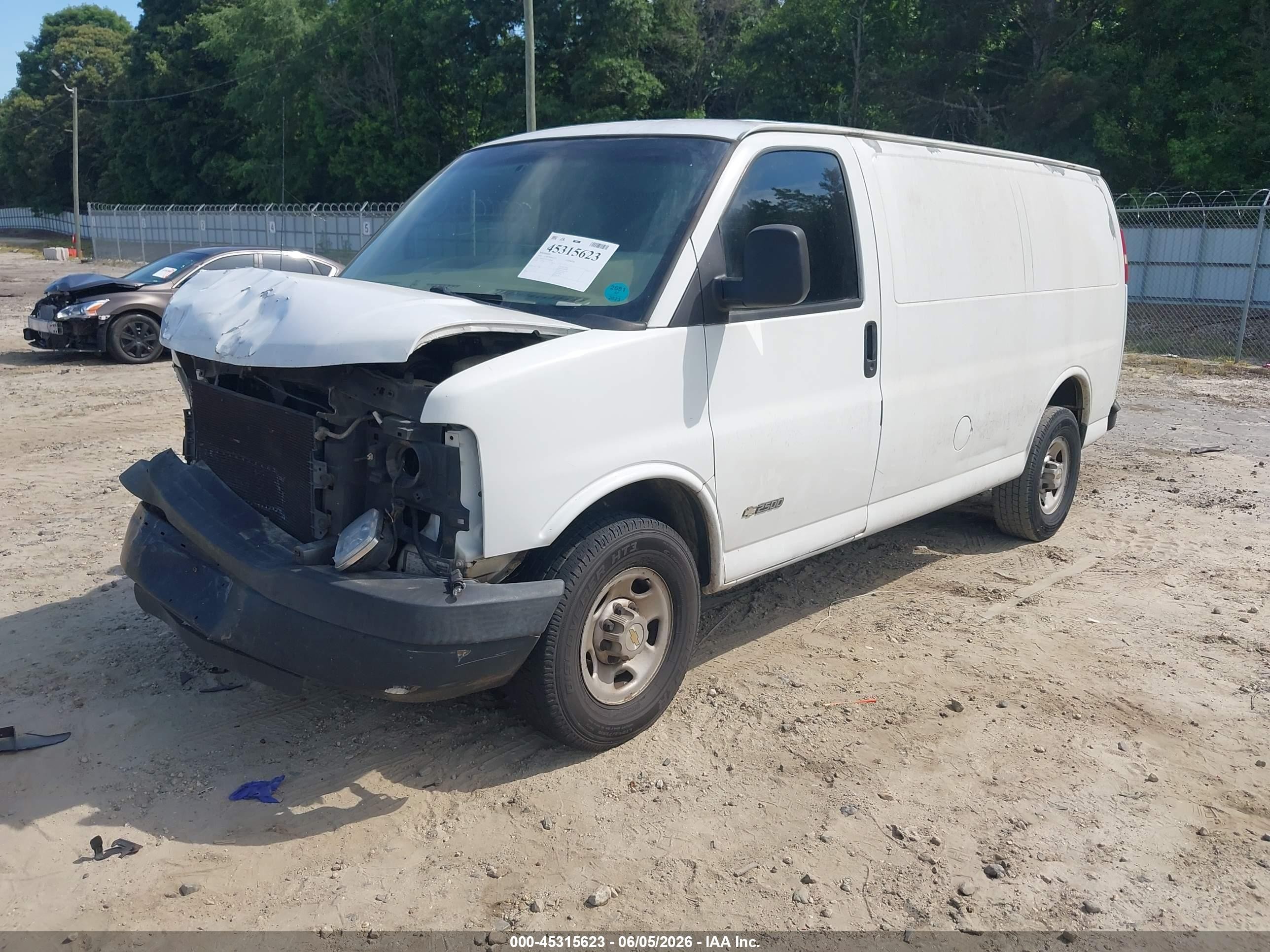 2005 Chevrolet Express   White vin: 1GCGG25V451108648