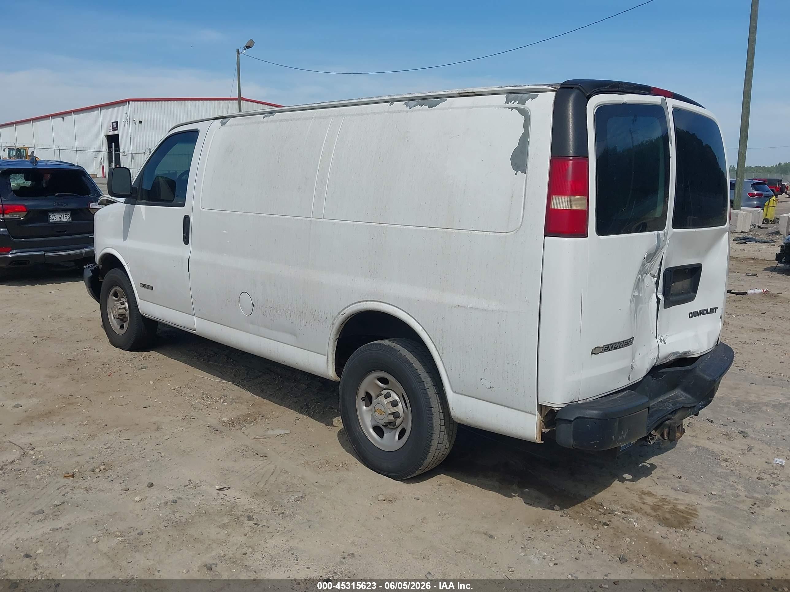 2005 Chevrolet Express   White vin: 1GCGG25V451108648