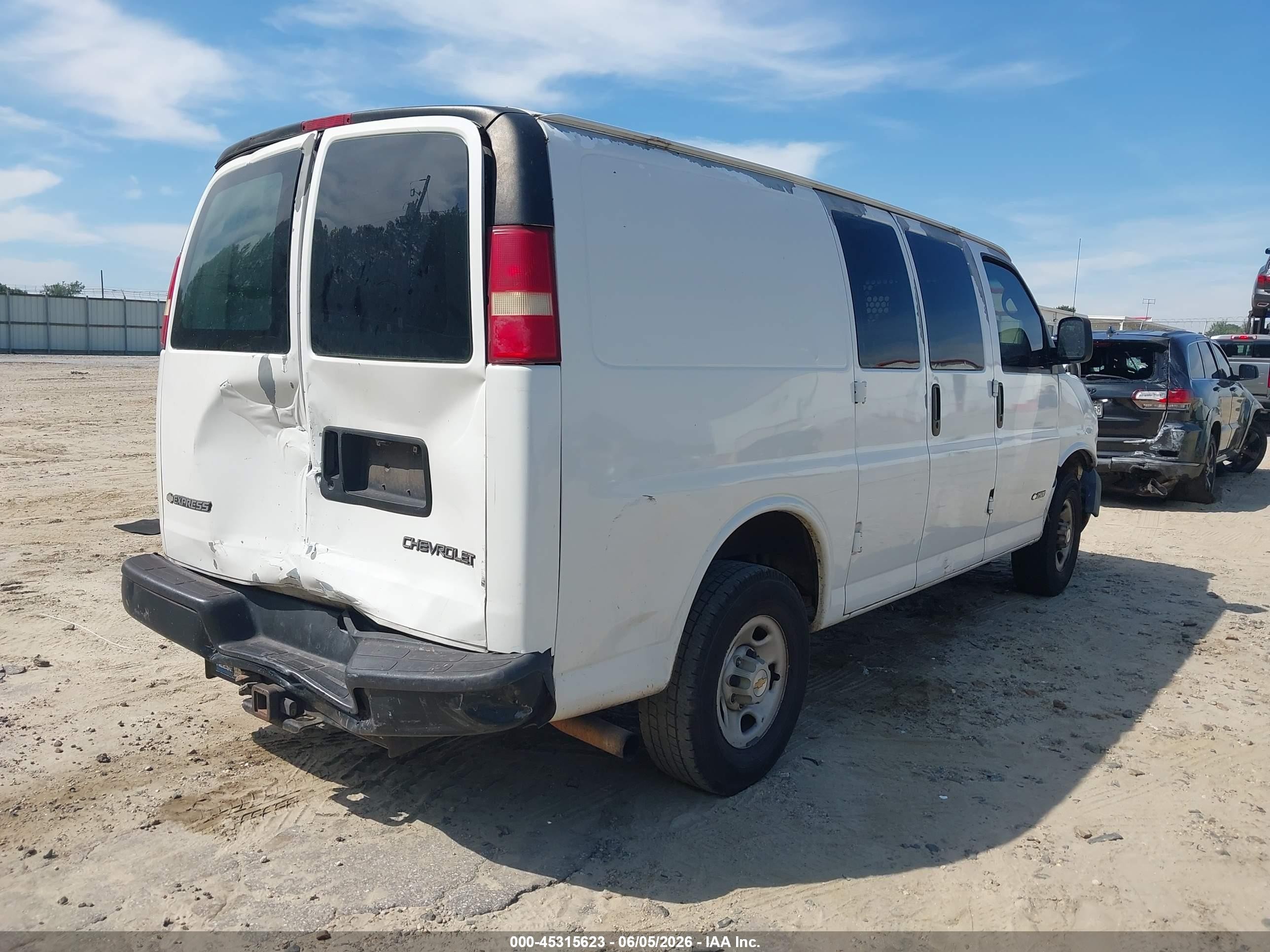 2005 Chevrolet Express   White vin: 1GCGG25V451108648