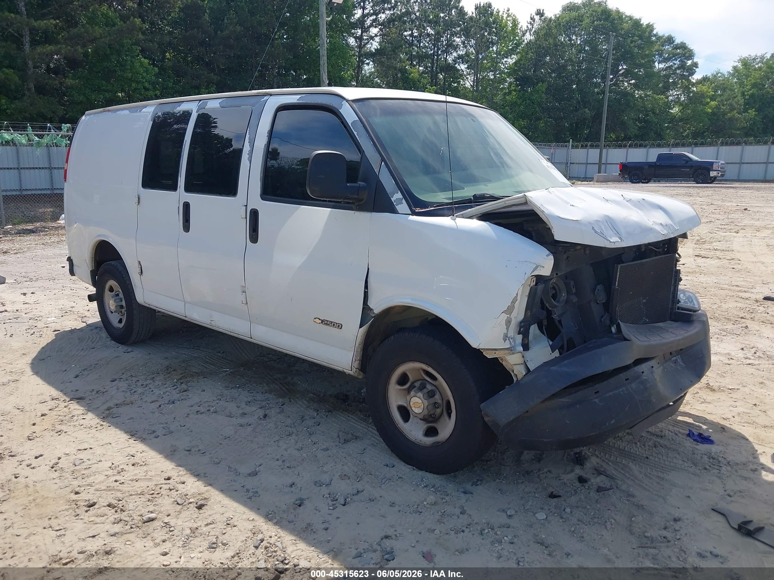 2005 Chevrolet Express   White vin: 1GCGG25V451108648