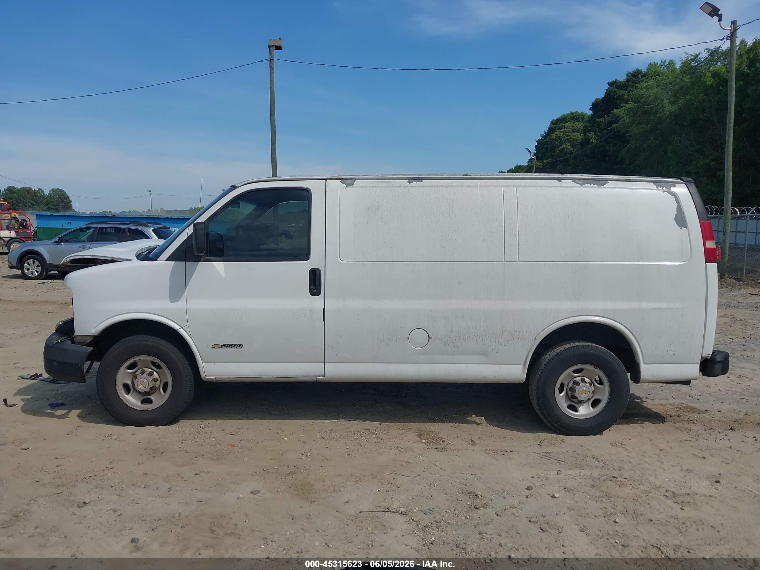 2005 Chevrolet Express   White vin: 1GCGG25V451108648