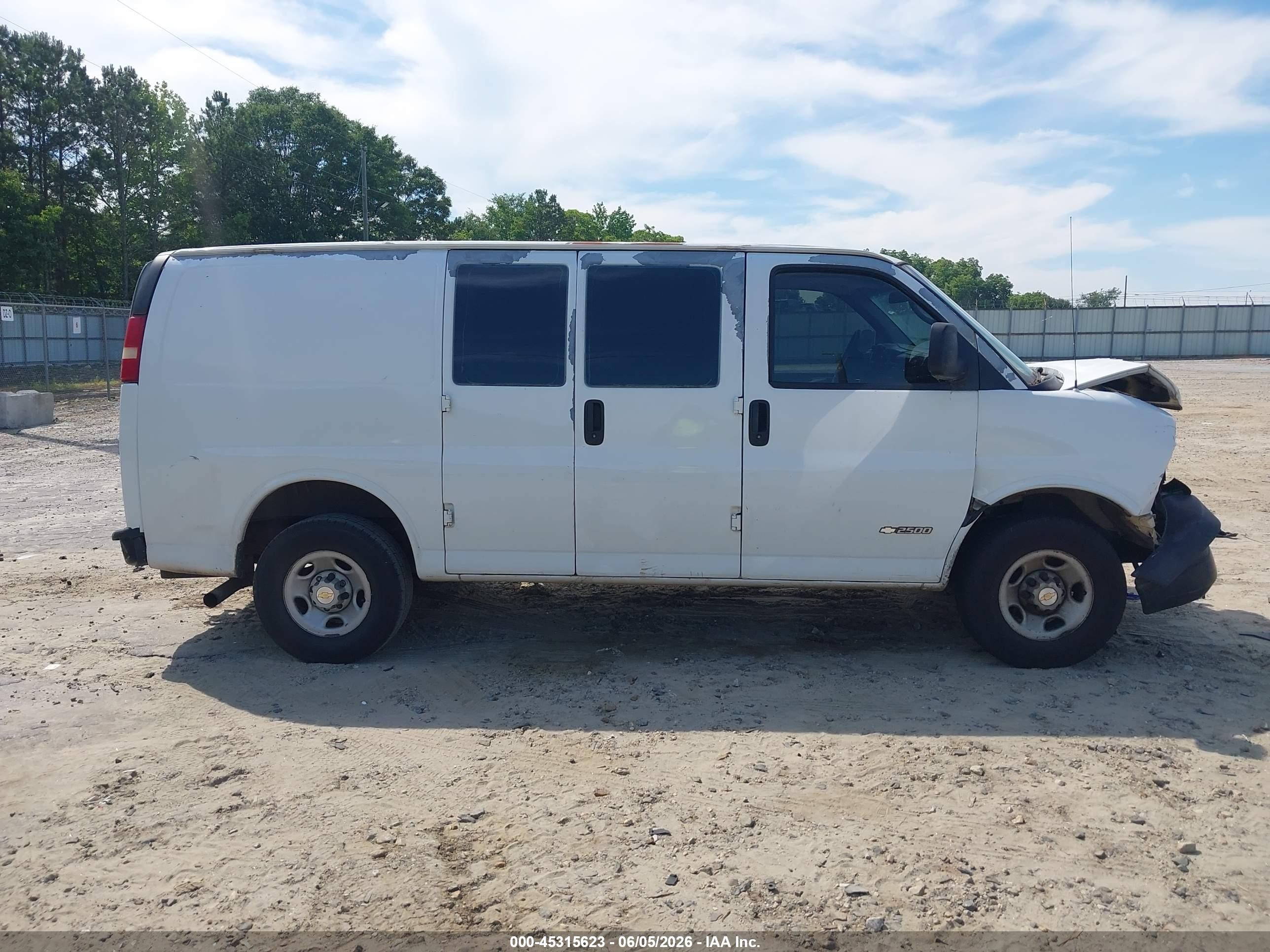 2005 Chevrolet Express   White vin: 1GCGG25V451108648