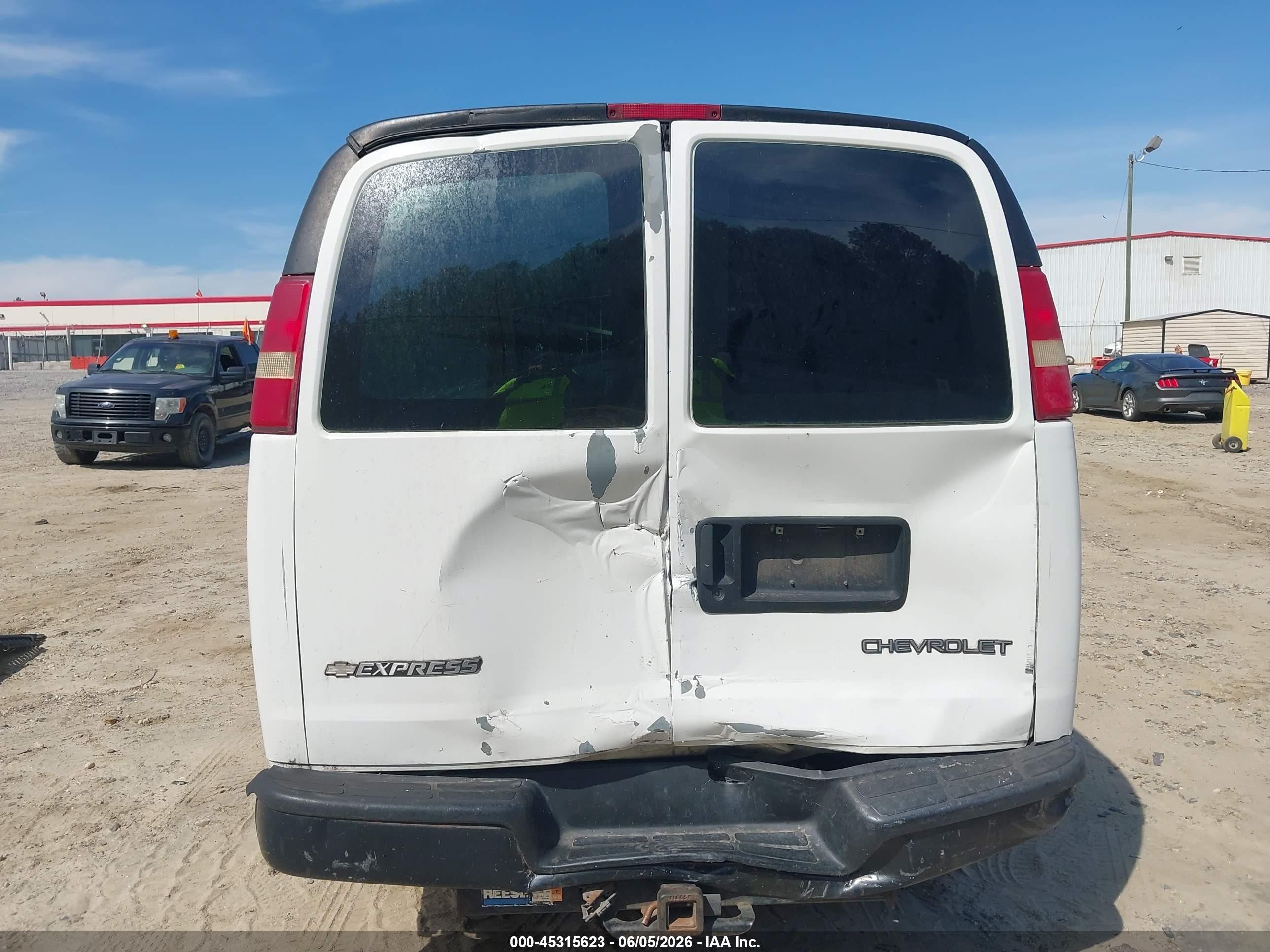2005 Chevrolet Express   White vin: 1GCGG25V451108648
