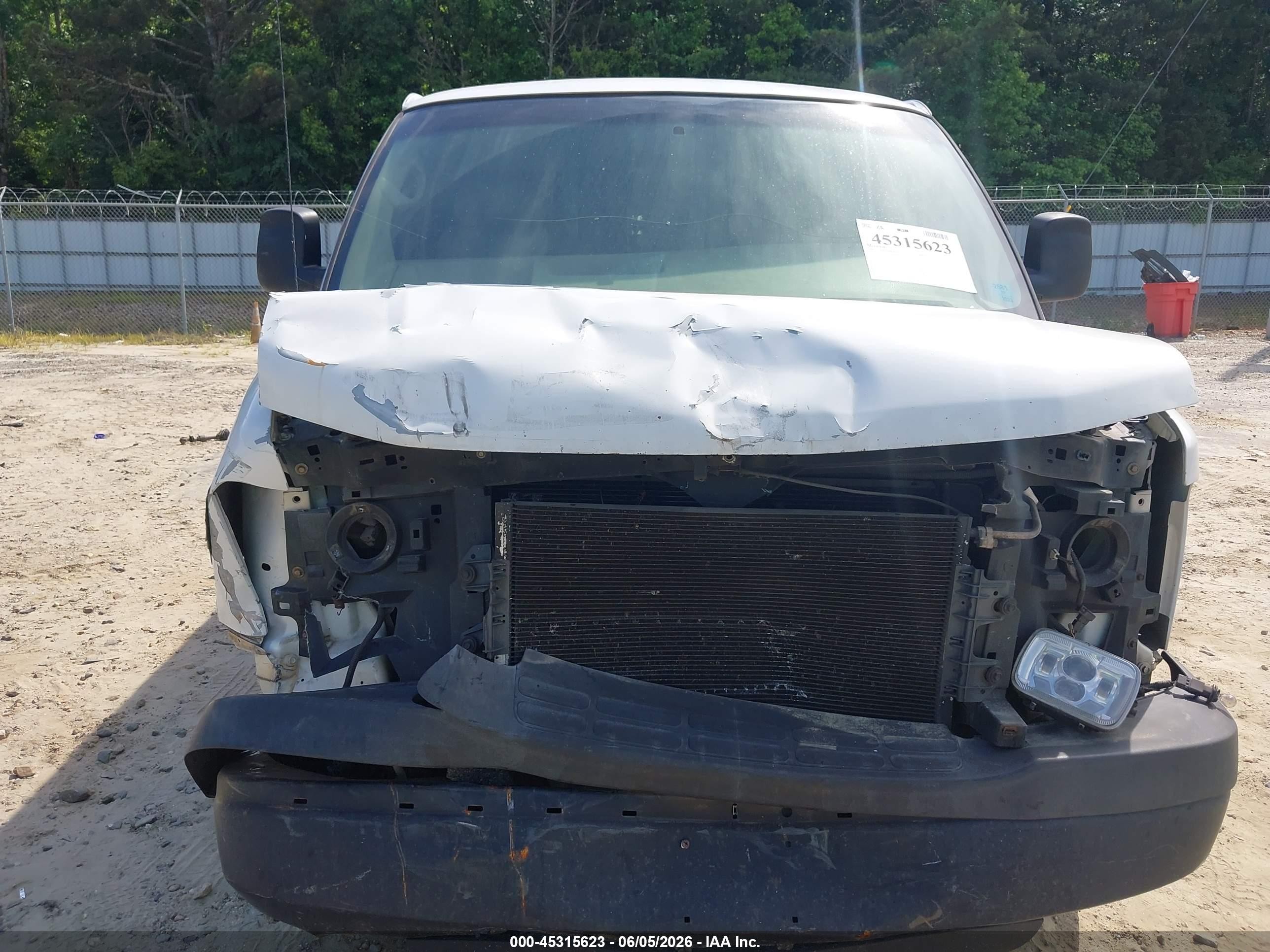 2005 Chevrolet Express   White vin: 1GCGG25V451108648