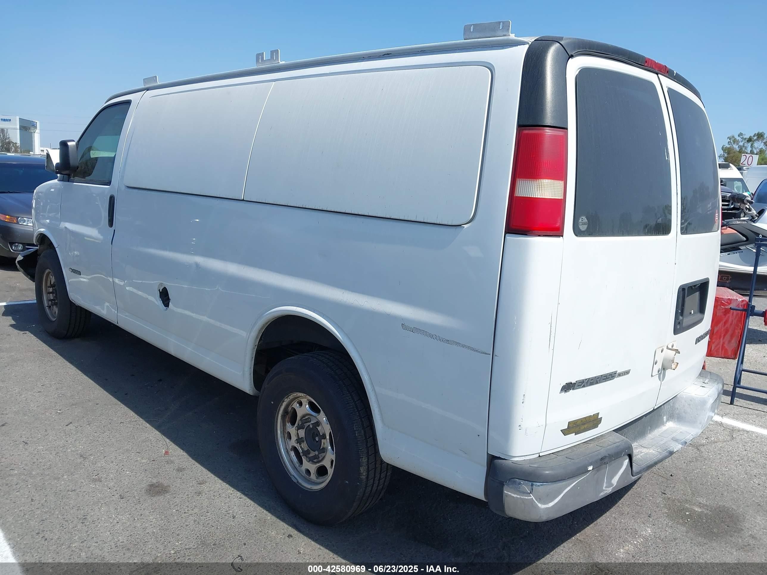 2005 Chevrolet Express   White vin: 1GCGG25V451143738