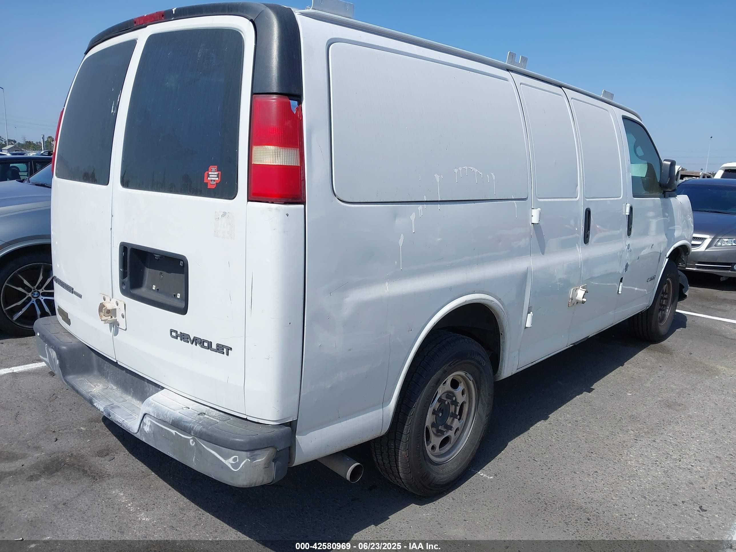 2005 Chevrolet Express   White vin: 1GCGG25V451143738