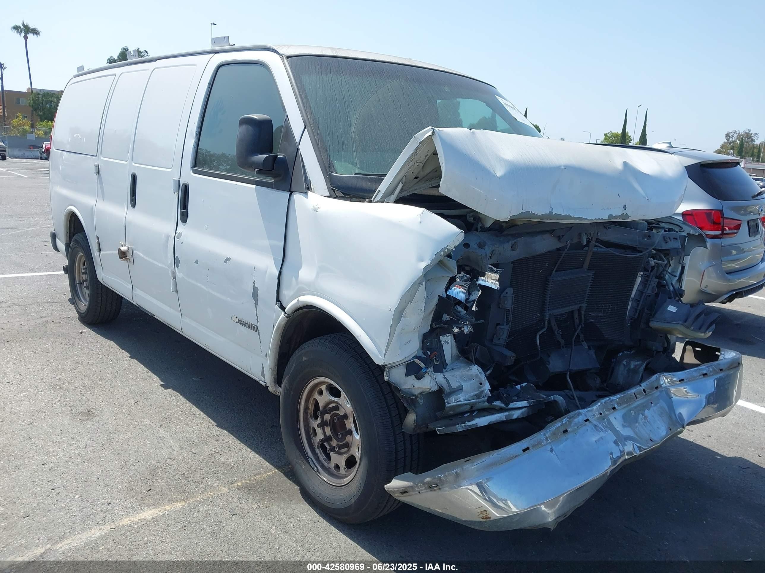 2005 Chevrolet Express   White vin: 1GCGG25V451143738