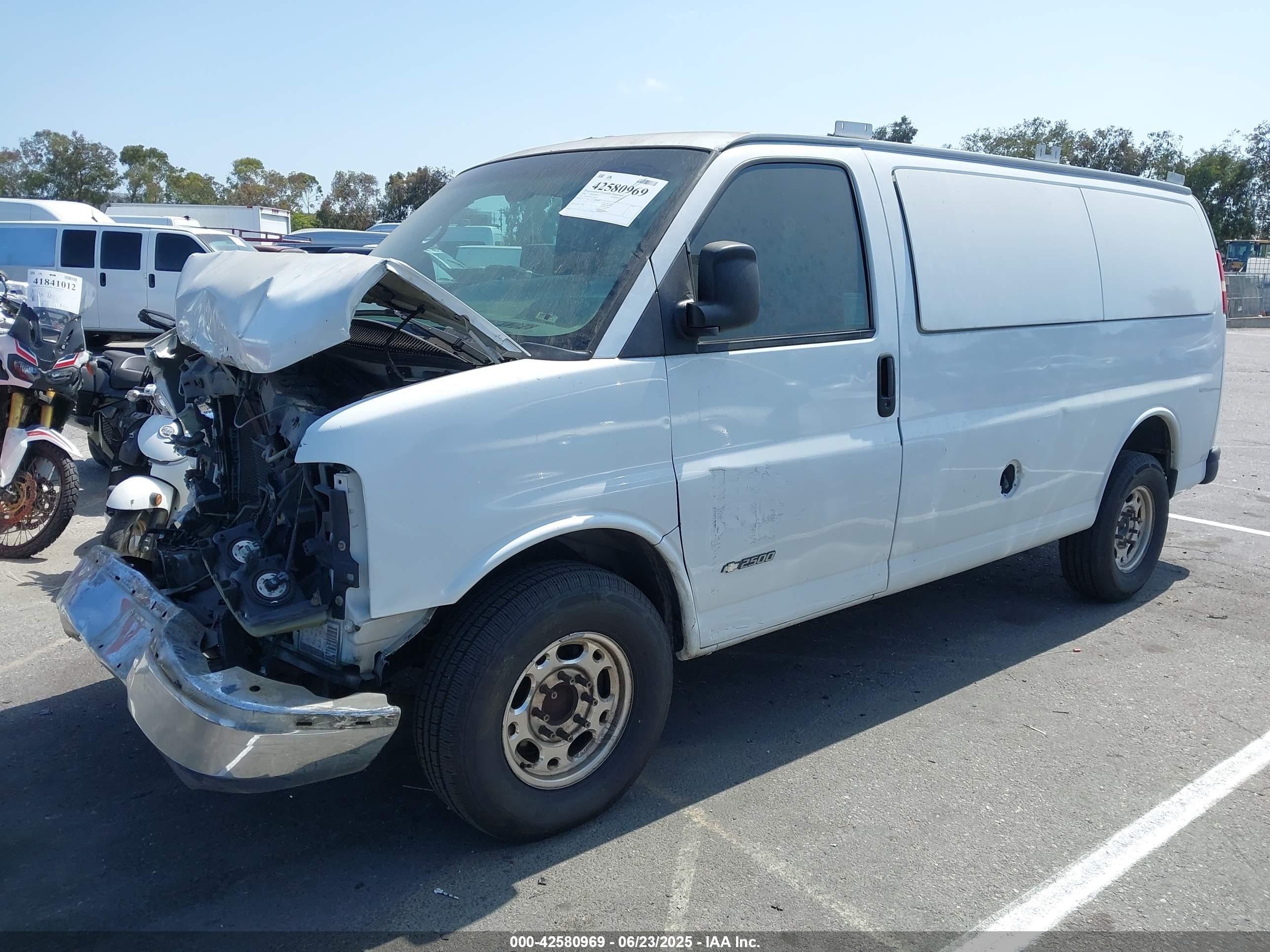 2005 Chevrolet Express   White vin: 1GCGG25V451143738