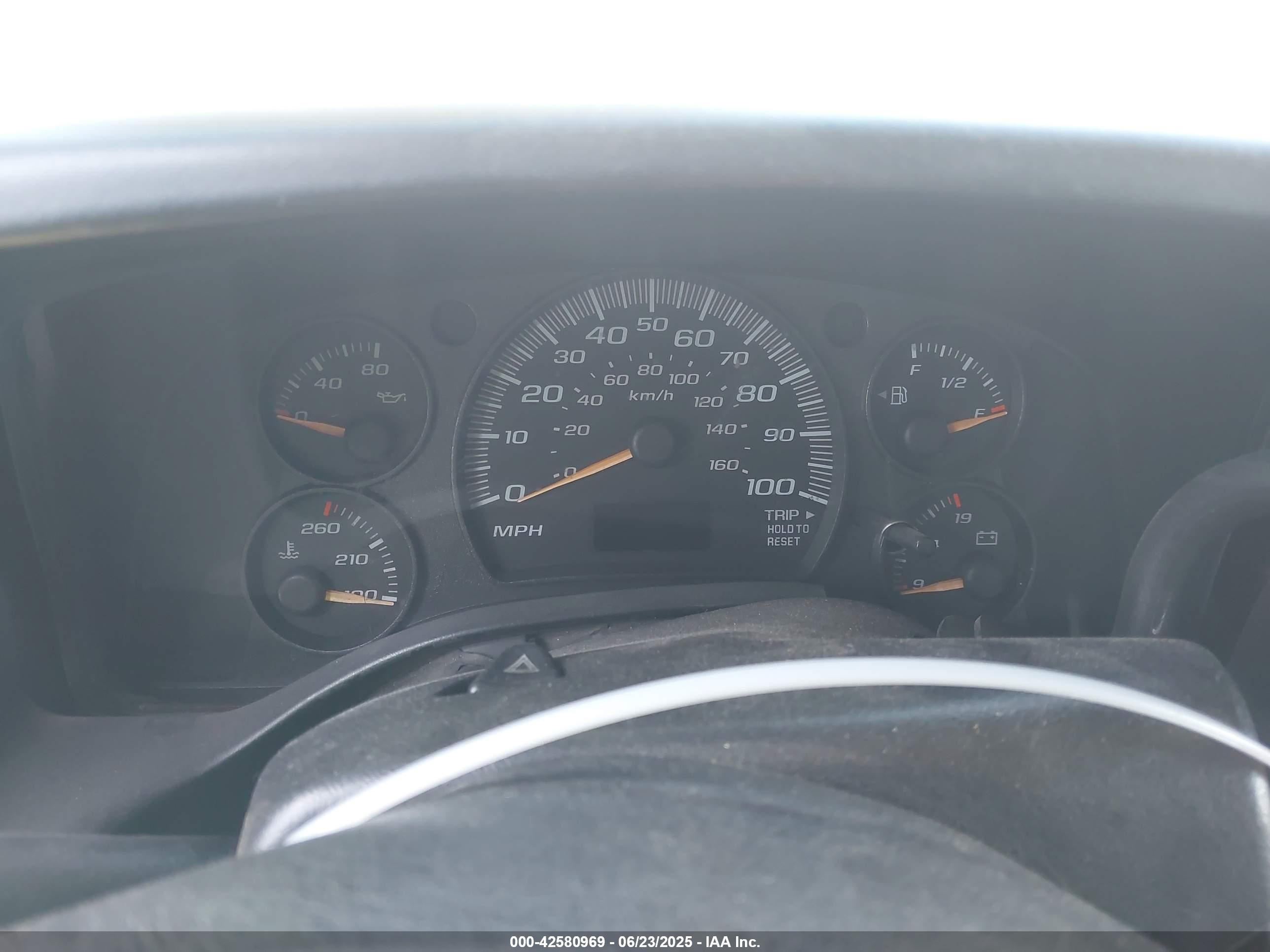 2005 Chevrolet Express   White vin: 1GCGG25V451143738