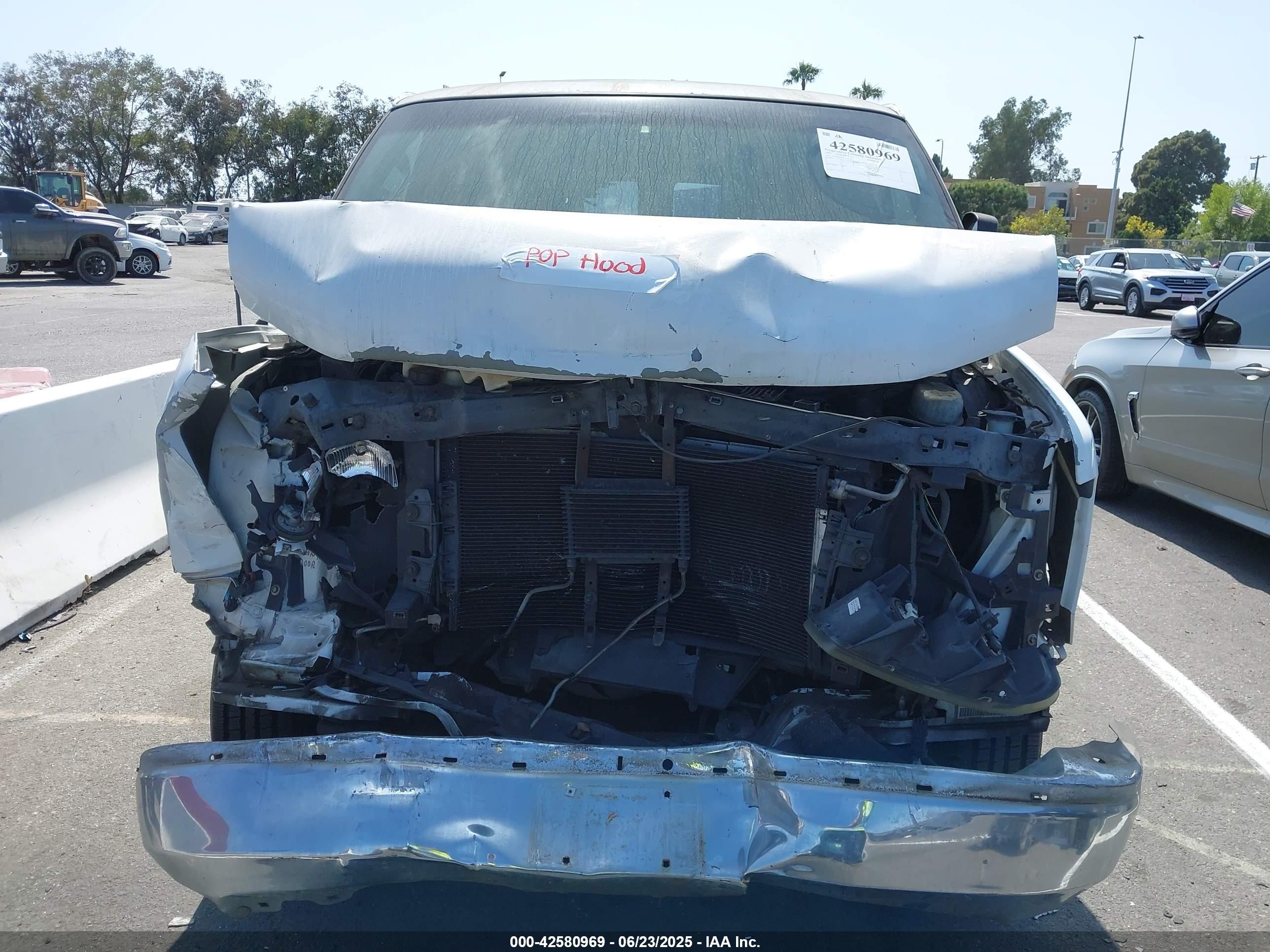 2005 Chevrolet Express   White vin: 1GCGG25V451143738