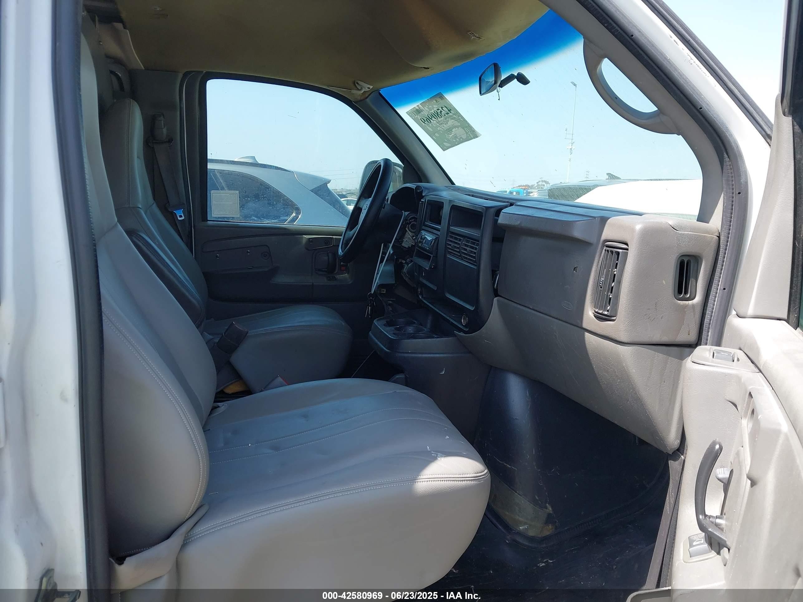 2005 Chevrolet Express   White vin: 1GCGG25V451143738