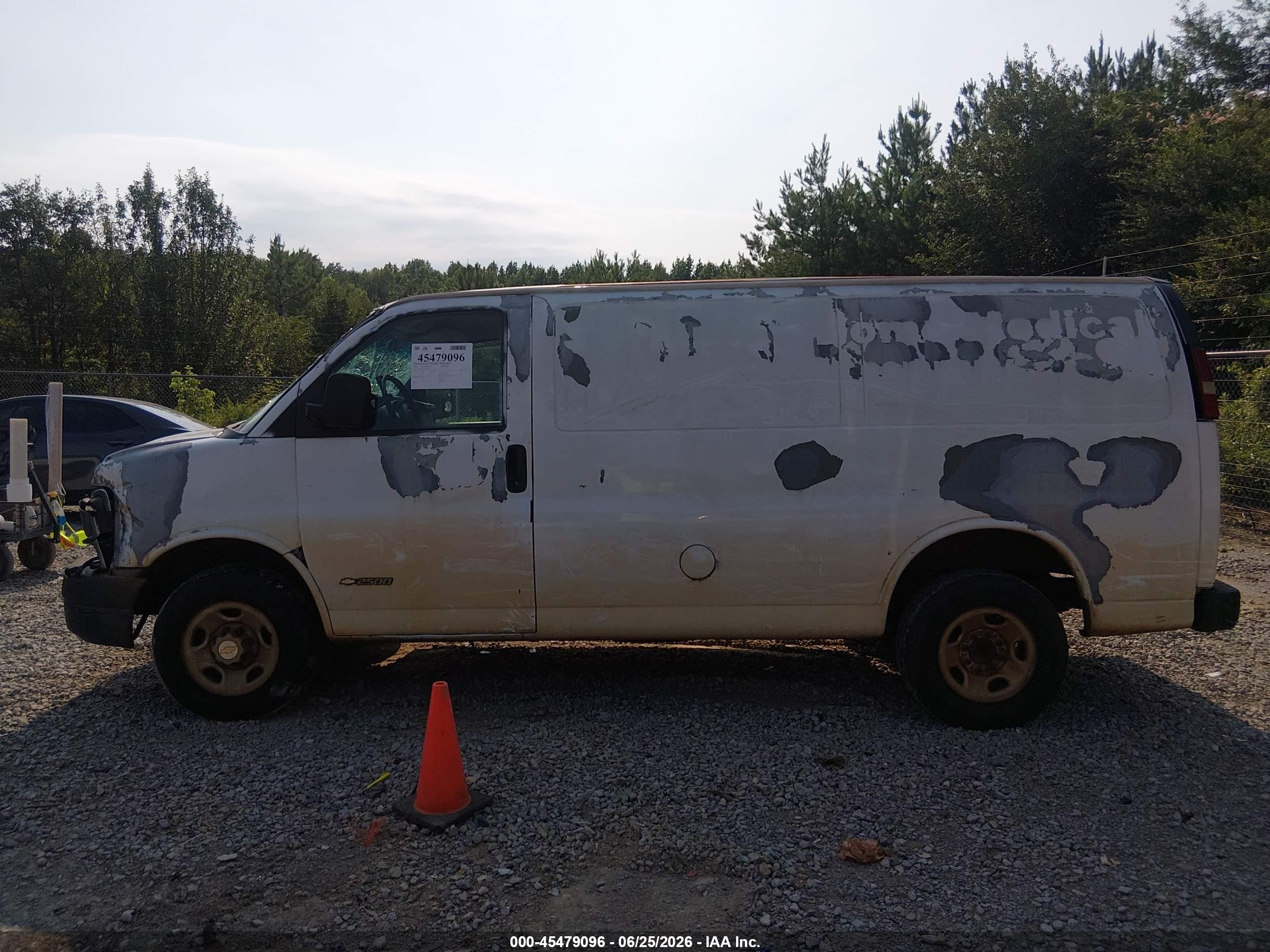 2004 Chevrolet Express   Белый vin: 1GCGG25V541142368
