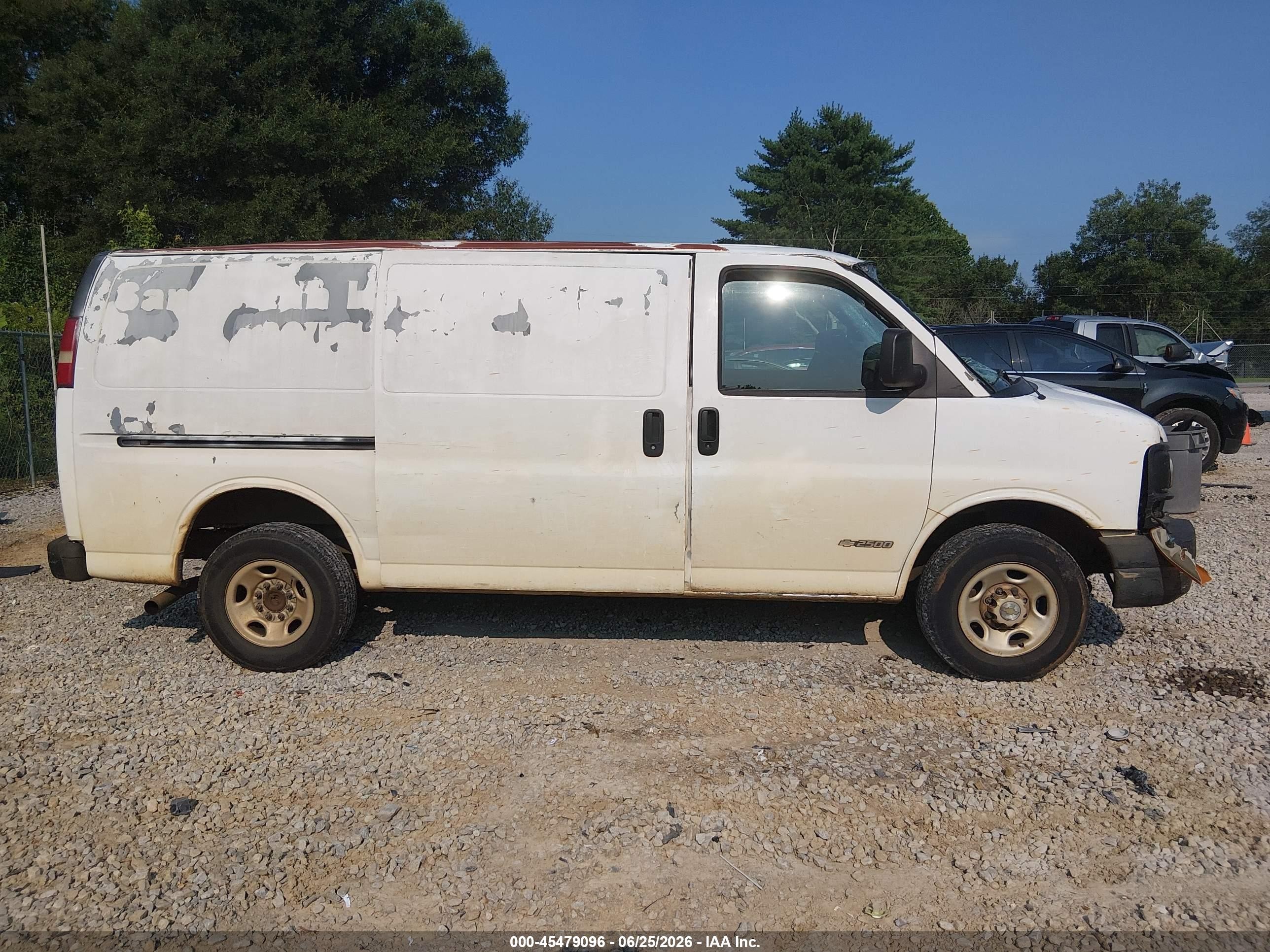 2004 Chevrolet Express   Белый vin: 1GCGG25V541142368