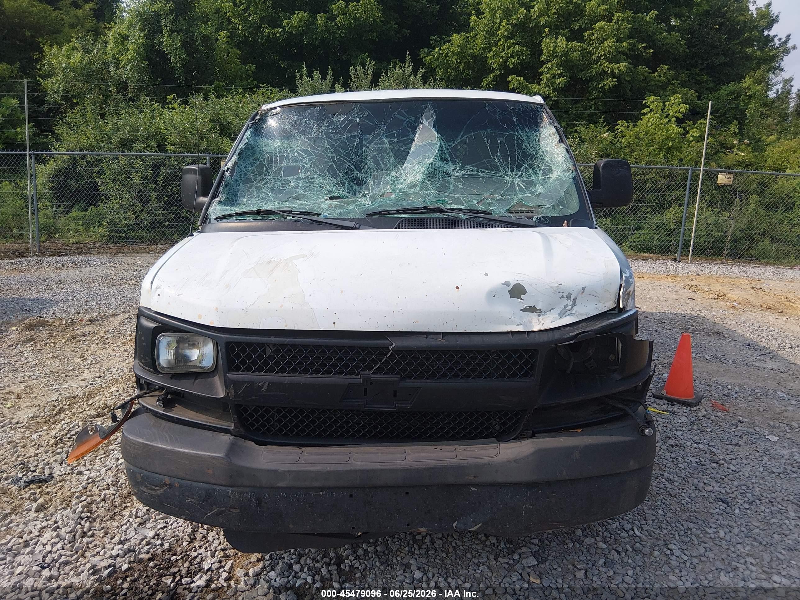 2004 Chevrolet Express   Белый vin: 1GCGG25V541142368