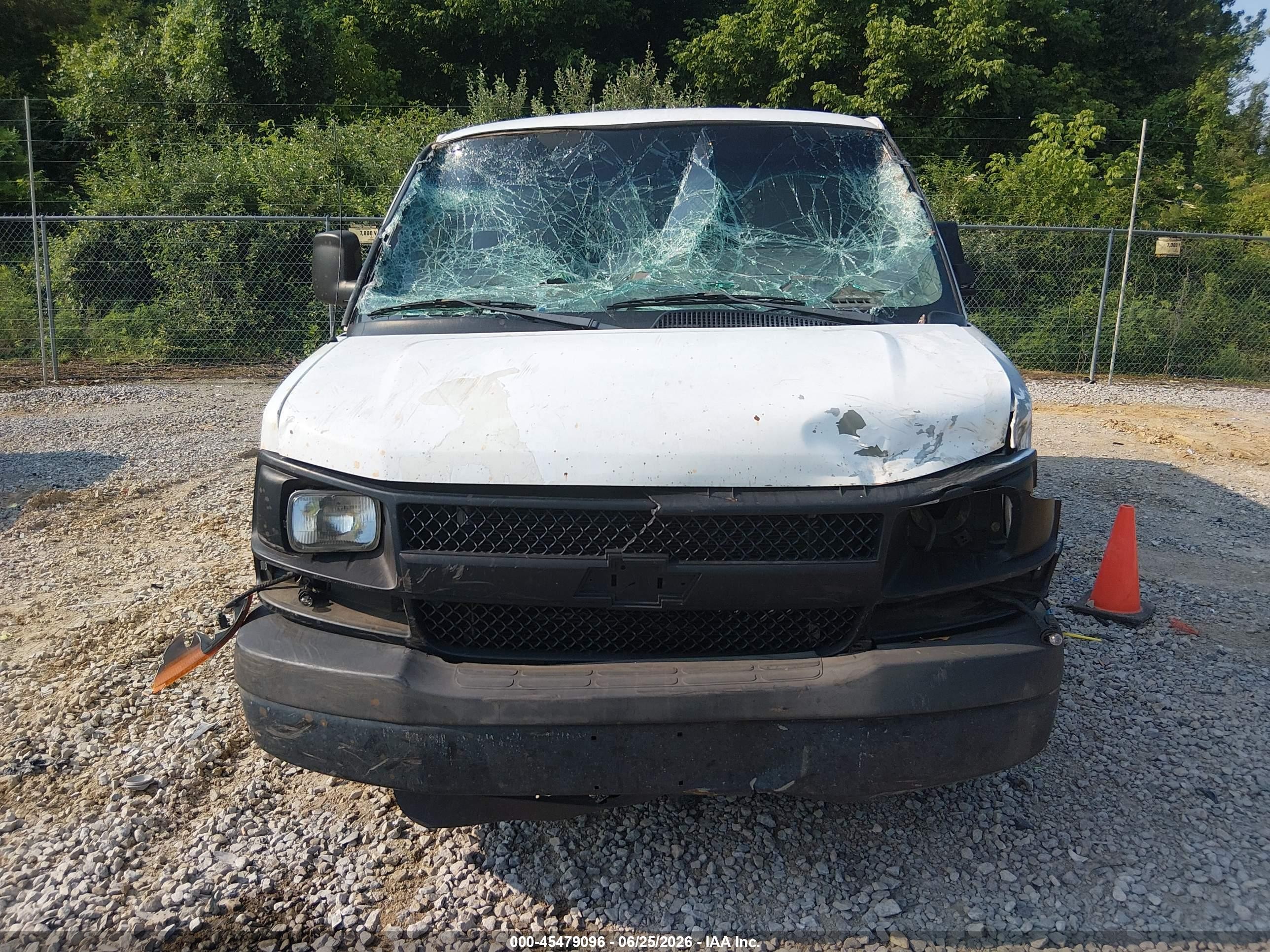 2004 Chevrolet Express   Белый vin: 1GCGG25V541142368