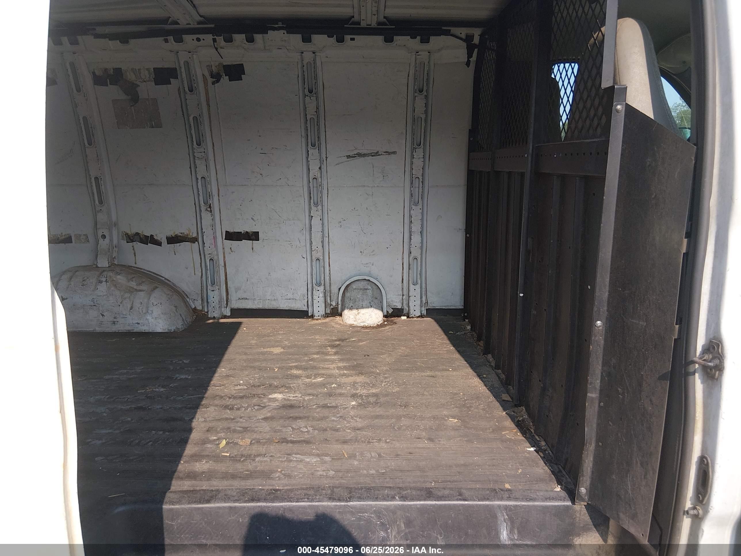2004 Chevrolet Express   Белый vin: 1GCGG25V541142368