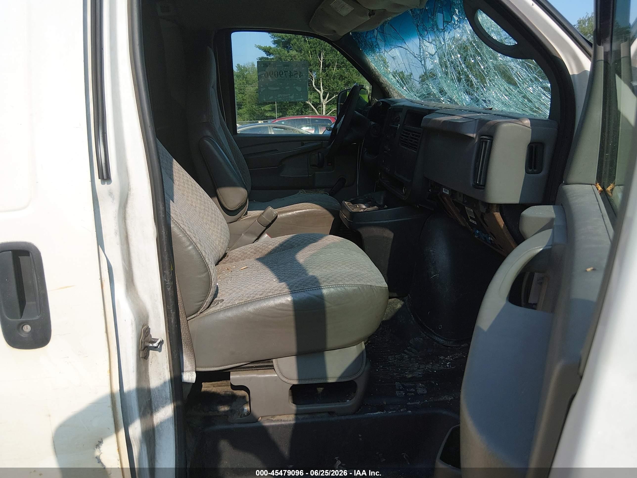 2004 Chevrolet Express   Белый vin: 1GCGG25V541142368
