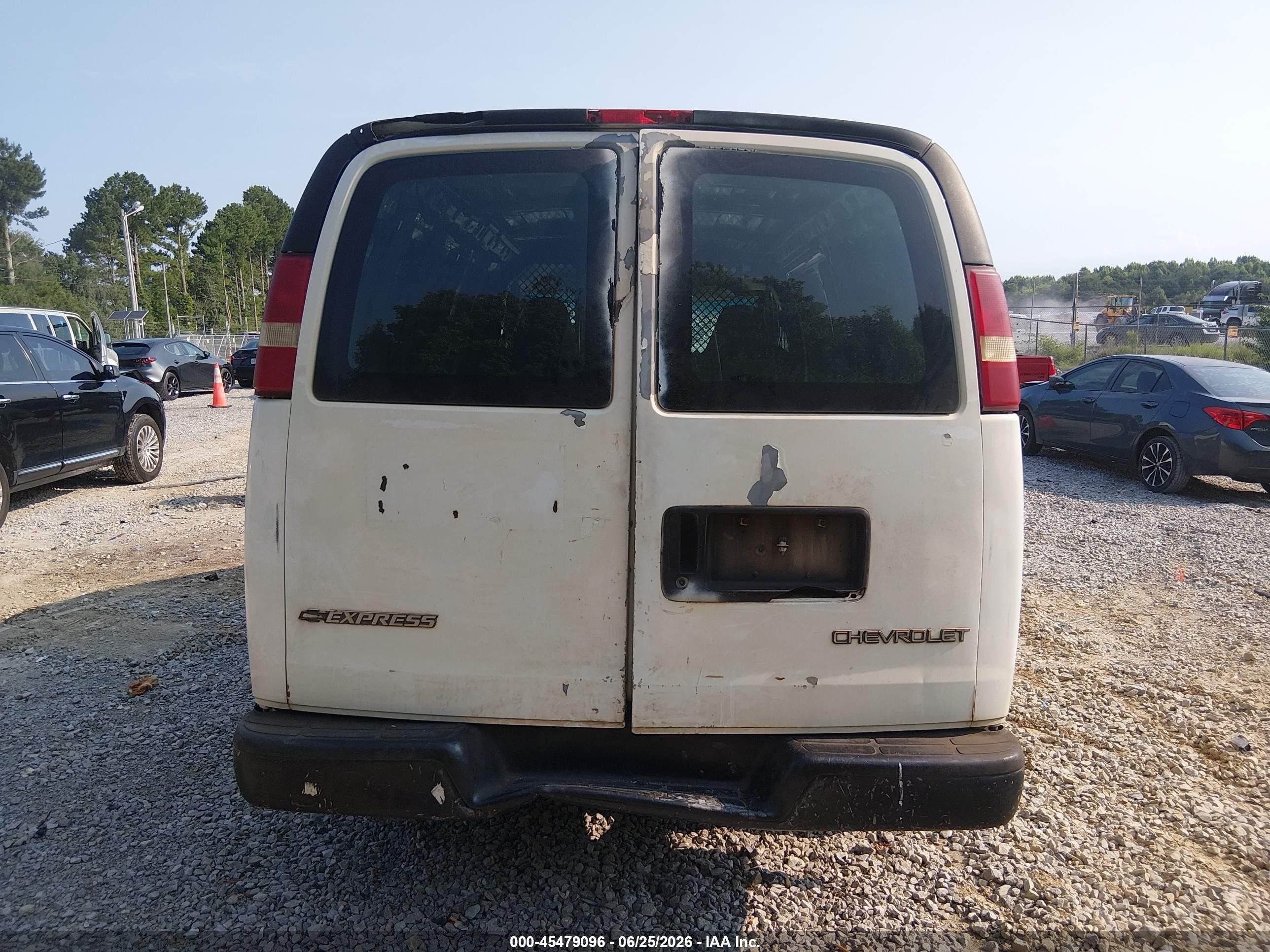 2004 Chevrolet Express   Белый vin: 1GCGG25V541142368