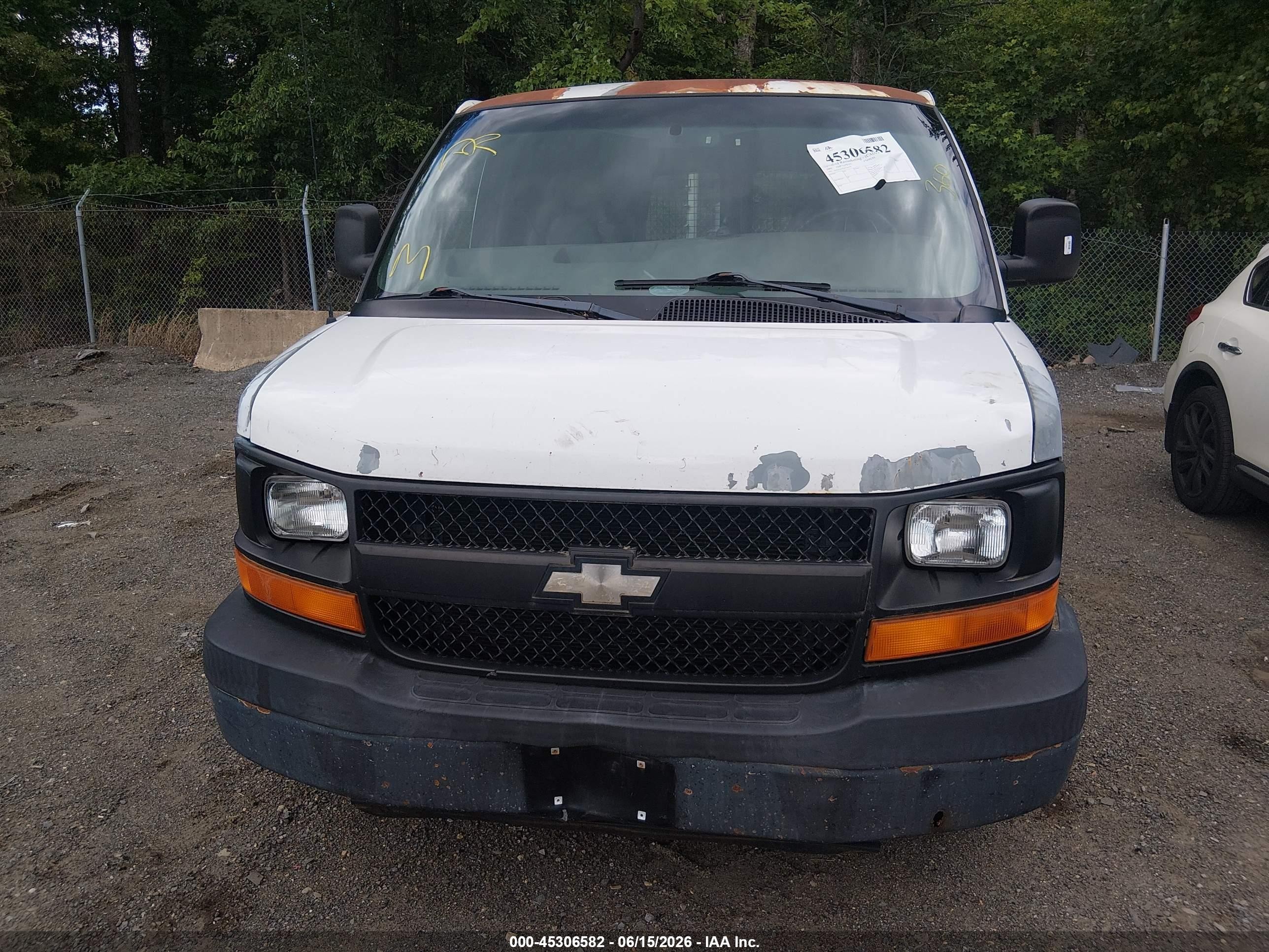 2004 Chevrolet Express   White vin: 1GCGG25V541163799